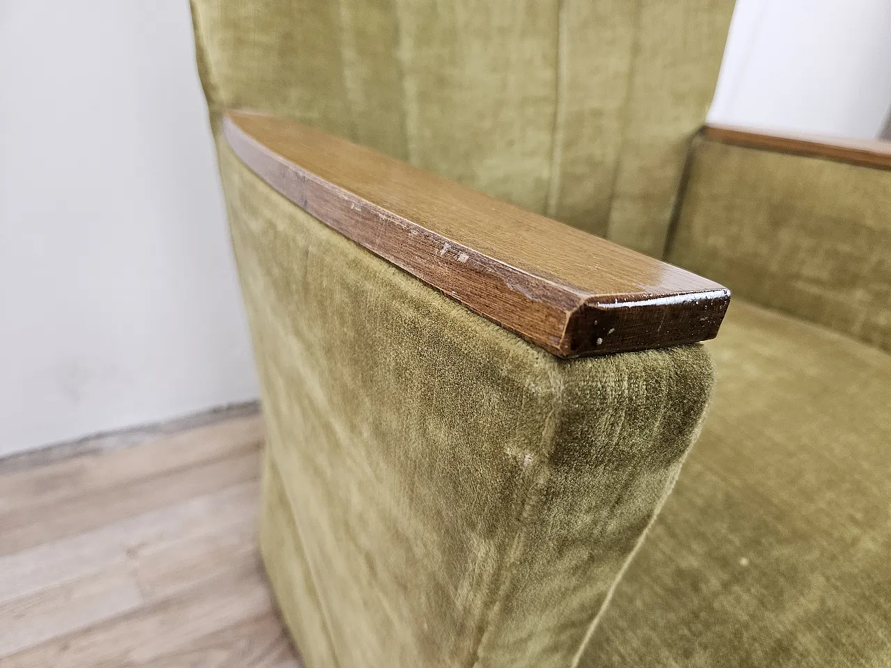 Due poltrone da cocktail anni '50 in stoffa verde con rotelle 14