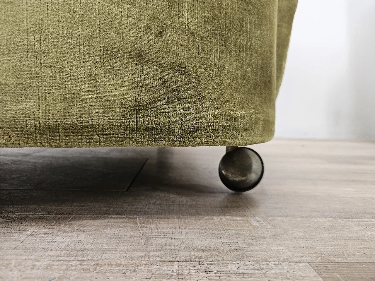 Due poltrone da cocktail anni '50 in stoffa verde con rotelle 18