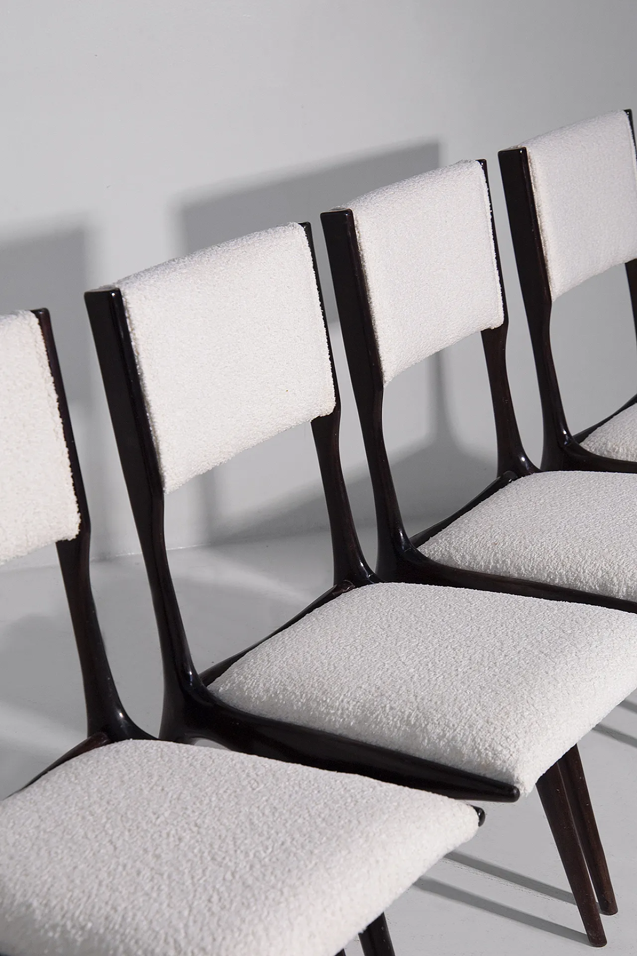 6 sedie mod. 634 di Carlo de Carli in velluto bouclé bianco, anni '50 3