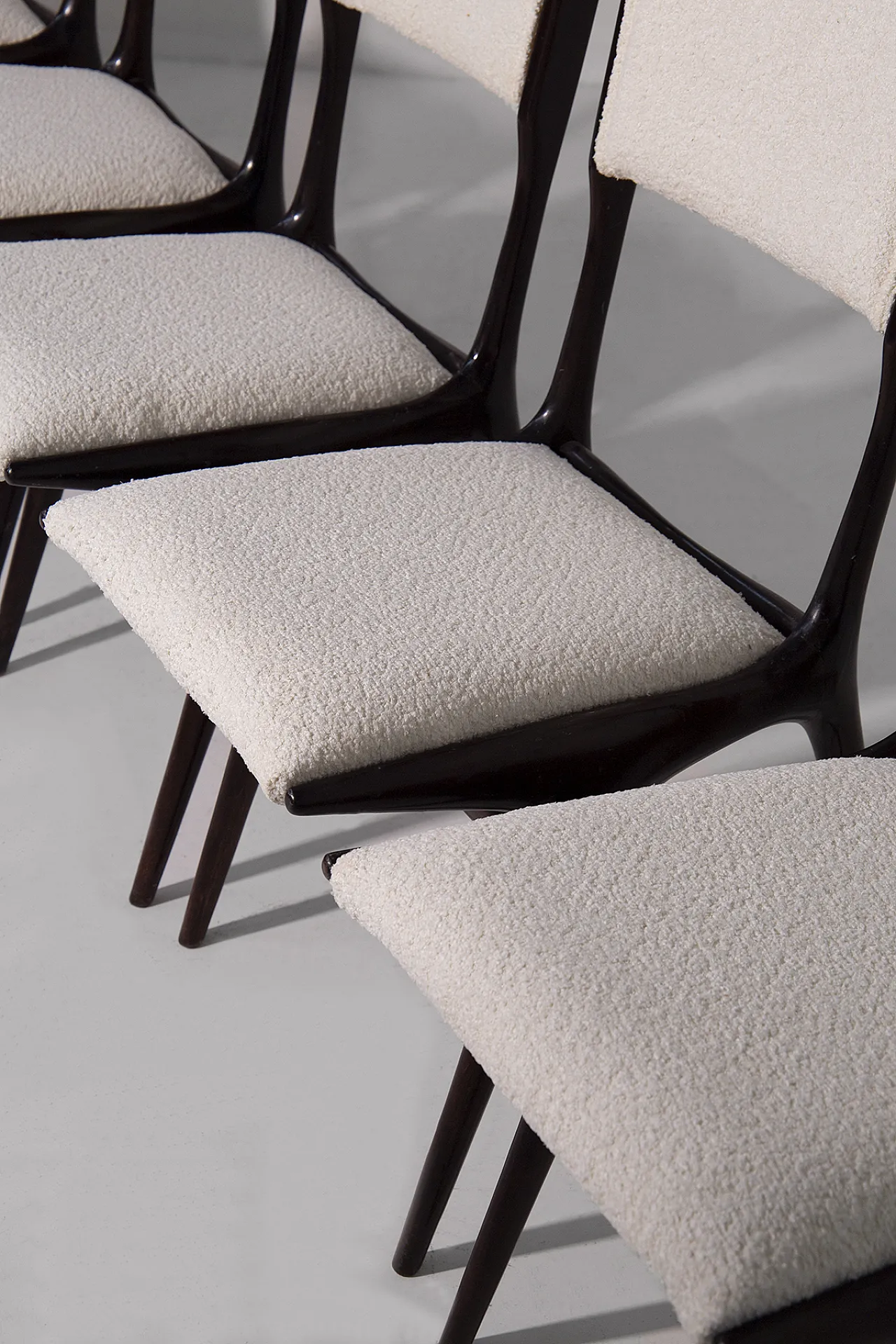 6 sedie mod. 634 di Carlo de Carli in velluto bouclé bianco, anni '50 6