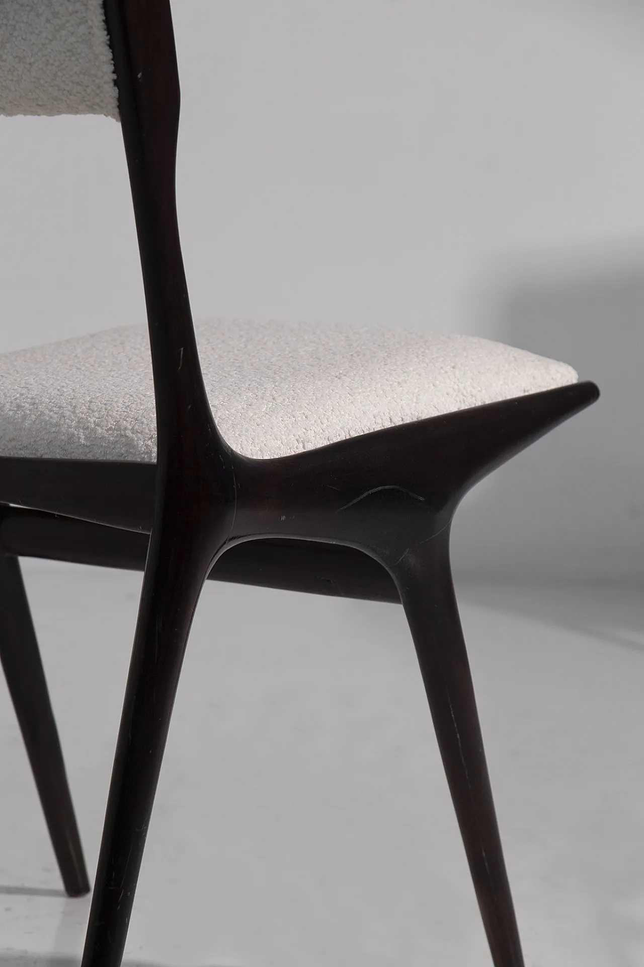 6 sedie mod. 634 di Carlo de Carli in velluto bouclé bianco, anni '50 11