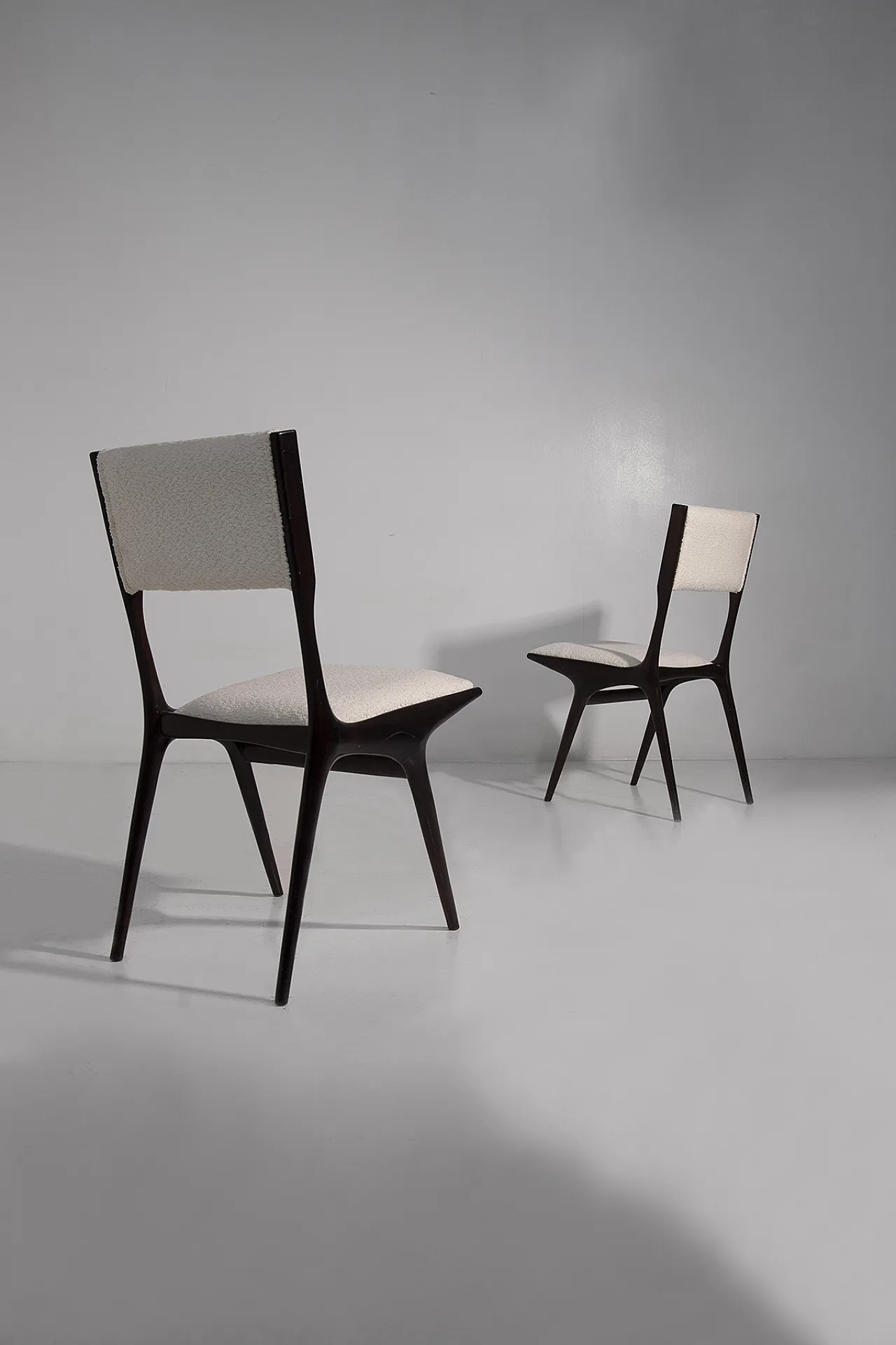 6 sedie mod. 634 di Carlo de Carli in velluto bouclé bianco, anni '50 12