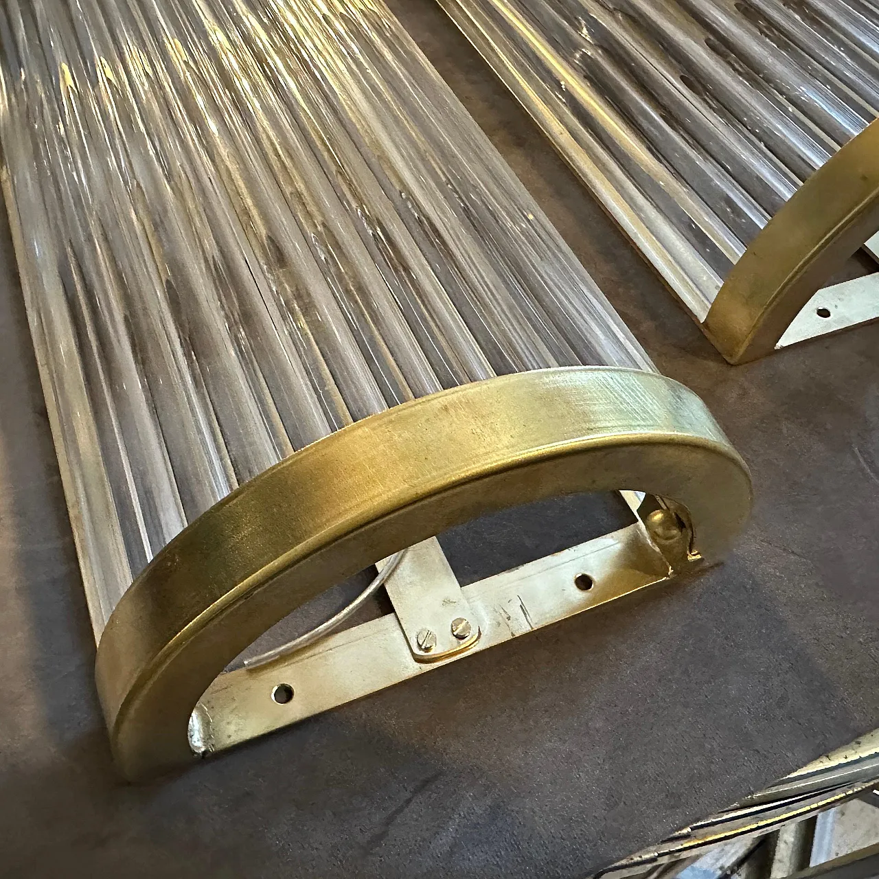 Due lampade da parete italiane in ottone e vetro in stile Sciolari della metà del secolo scorso 3