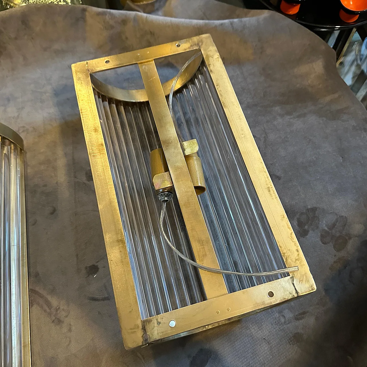 Due lampade da parete italiane in ottone e vetro in stile Sciolari della metà del secolo scorso 5