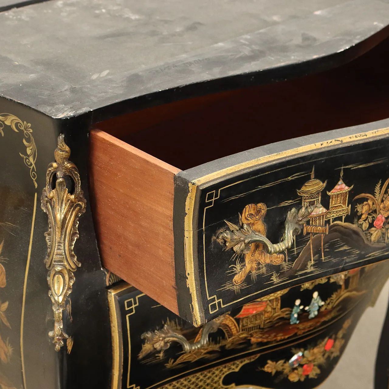 Mobiletto in stile Barocchetto in legno laccato, '900 3