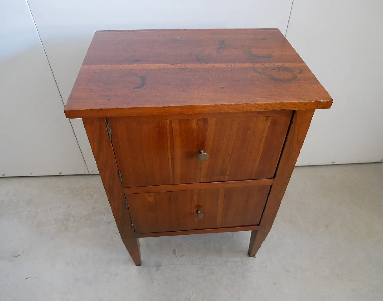 Bedside tablein walnut Louis XVI style, 19th century 5
