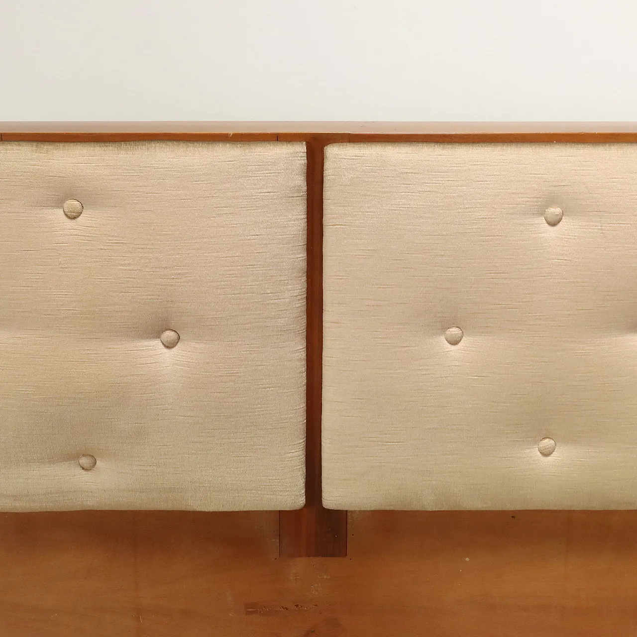 Letto matrimoniale in mogano con due comodini, anni '60 6