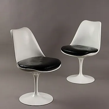 Pair of Tulip chairs by Eero Saarinen for Knoll, late 20th century