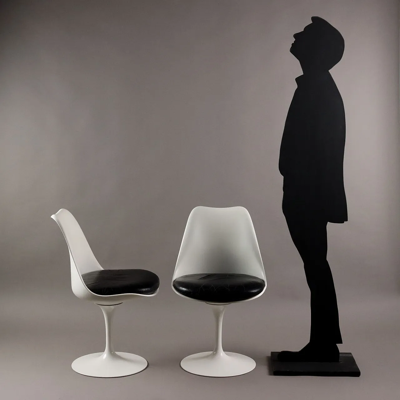 Pair of Tulip chairs by Eero Saarinen for Knoll, late 20th century 2