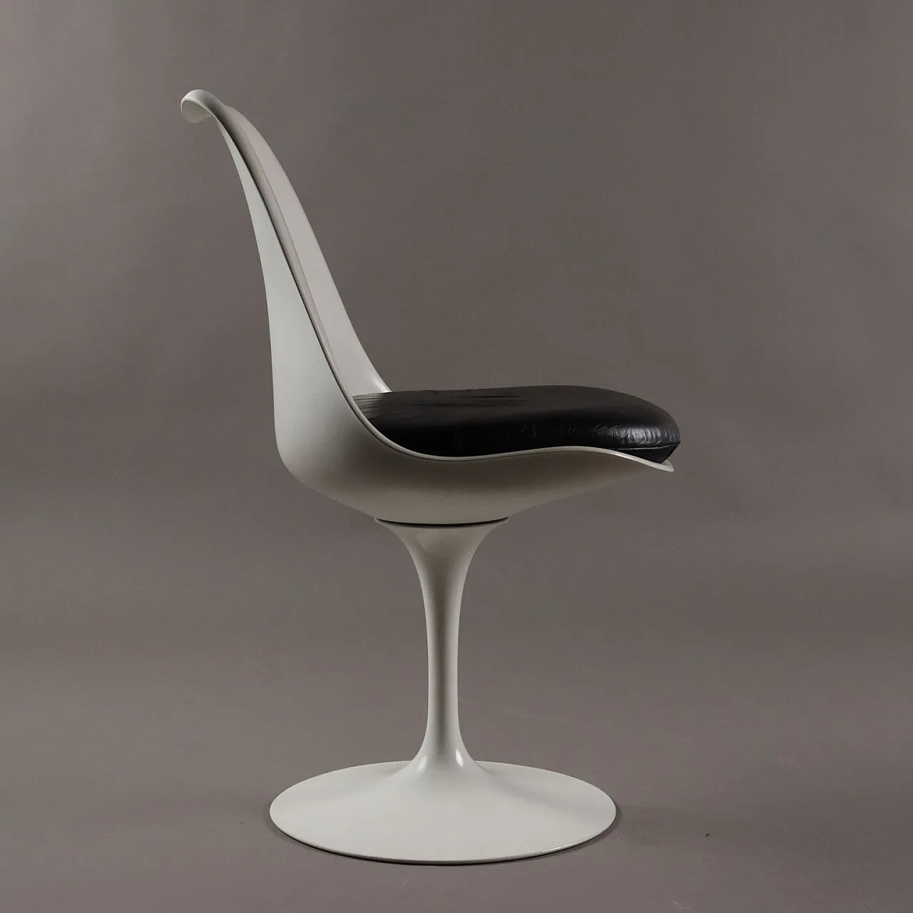 Pair of Tulip chairs by Eero Saarinen for Knoll, late 20th century 3