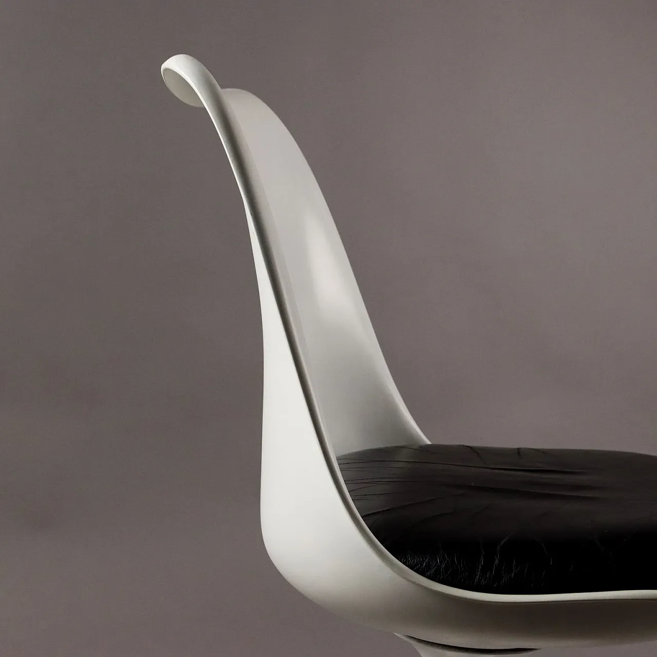 Pair of Tulip chairs by Eero Saarinen for Knoll, late 20th century 4