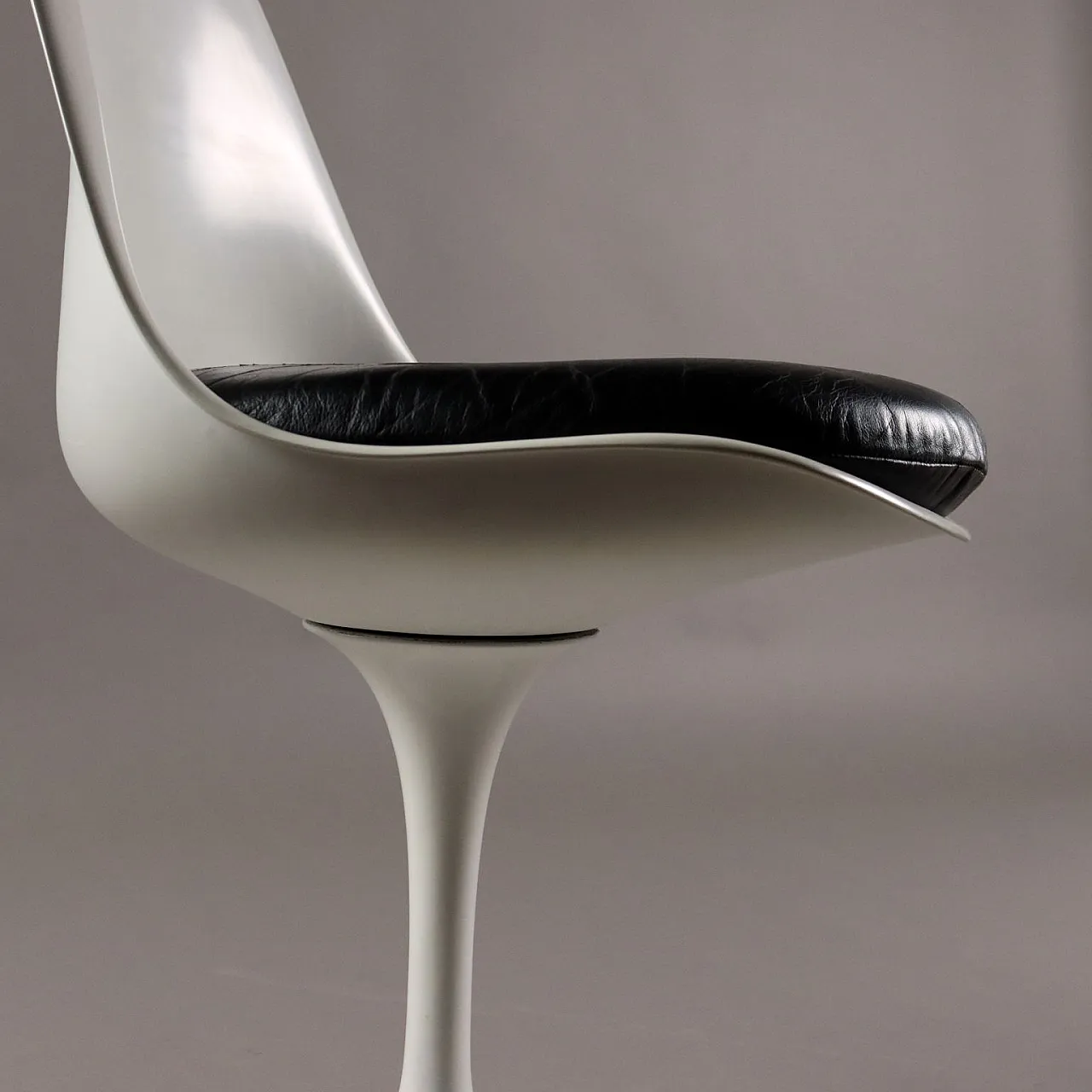 Pair of Tulip chairs by Eero Saarinen for Knoll, late 20th century 7