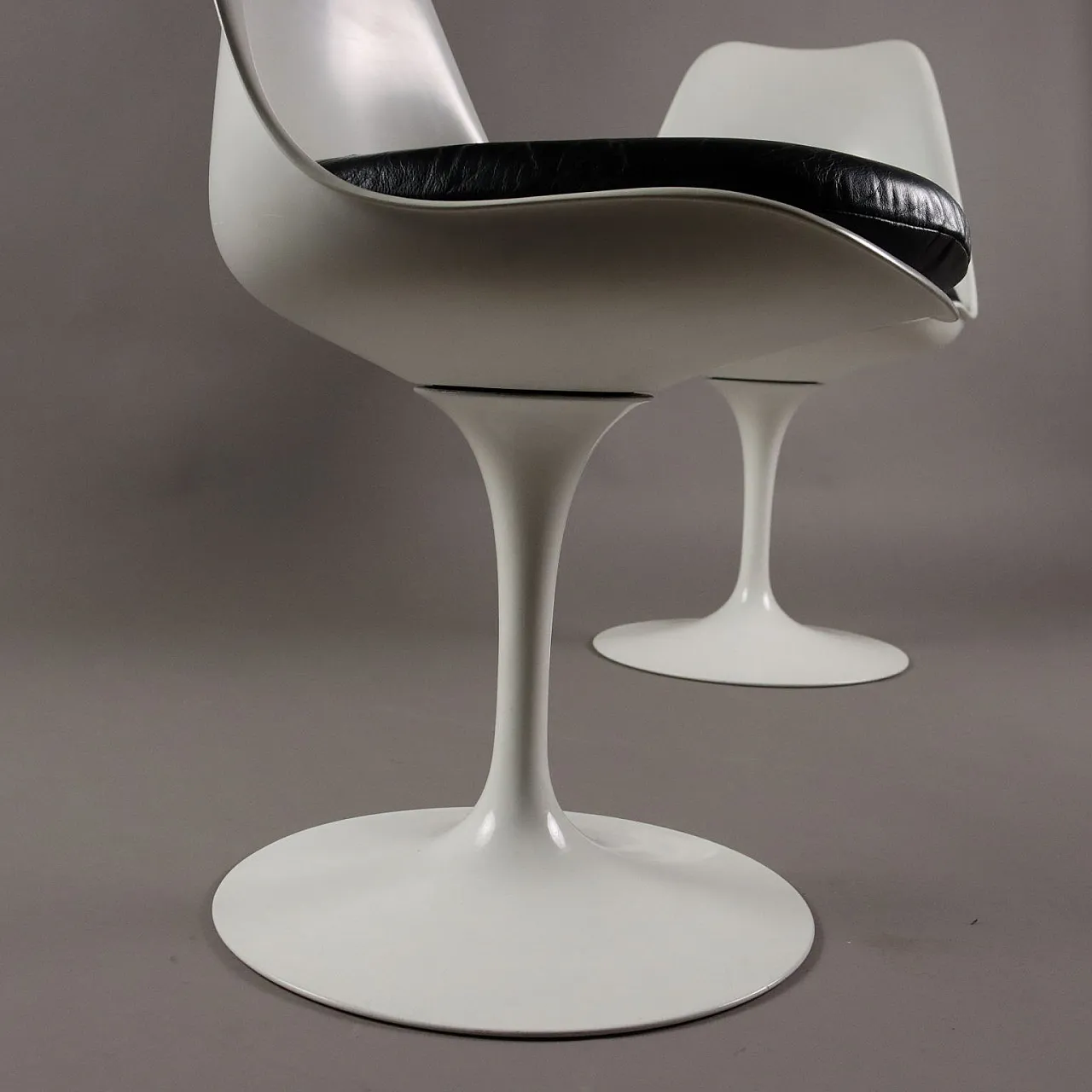Pair of Tulip chairs by Eero Saarinen for Knoll, late 20th century 8