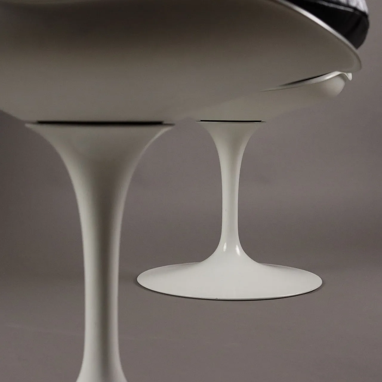 Pair of Tulip chairs by Eero Saarinen for Knoll, late 20th century 9