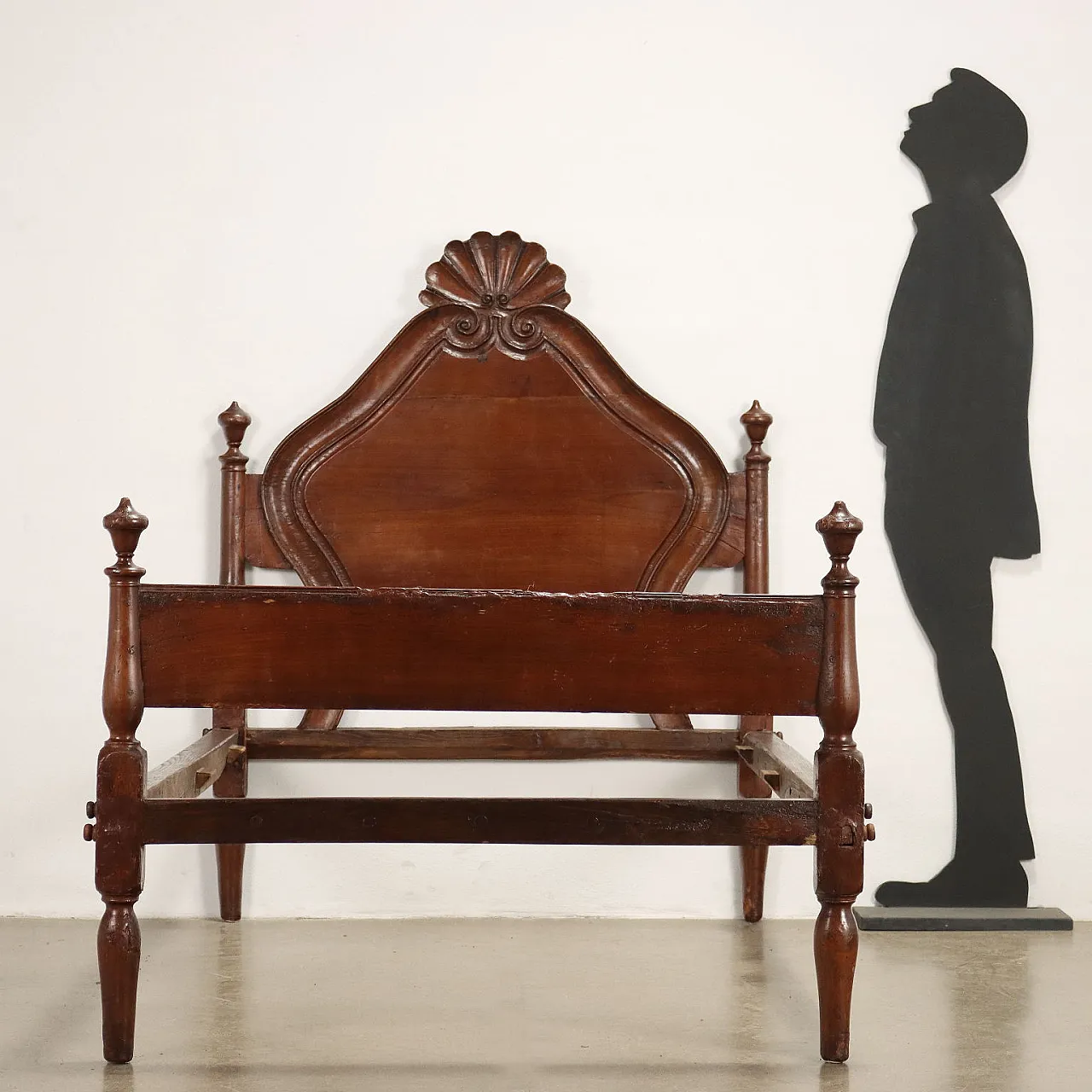 Barocchetto cherry wood bed, third quarter of the 18th century 2