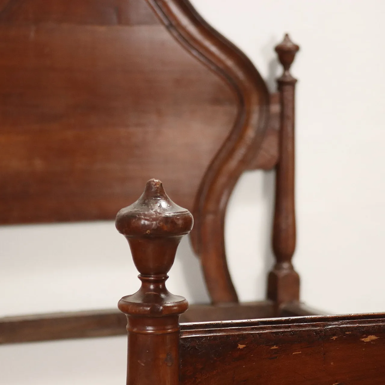 Barocchetto cherry wood bed, third quarter of the 18th century 3