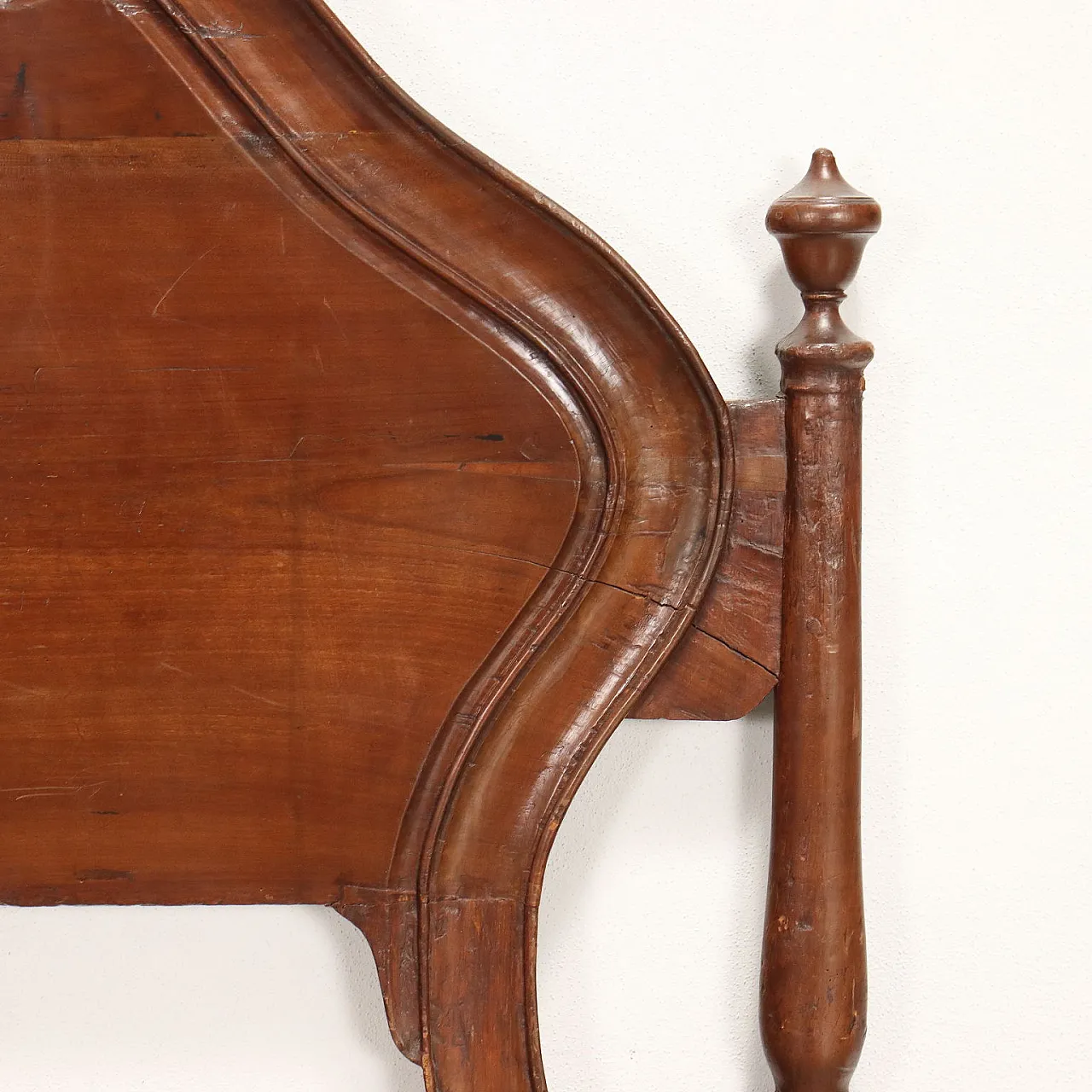 Barocchetto cherry wood bed, third quarter of the 18th century 5