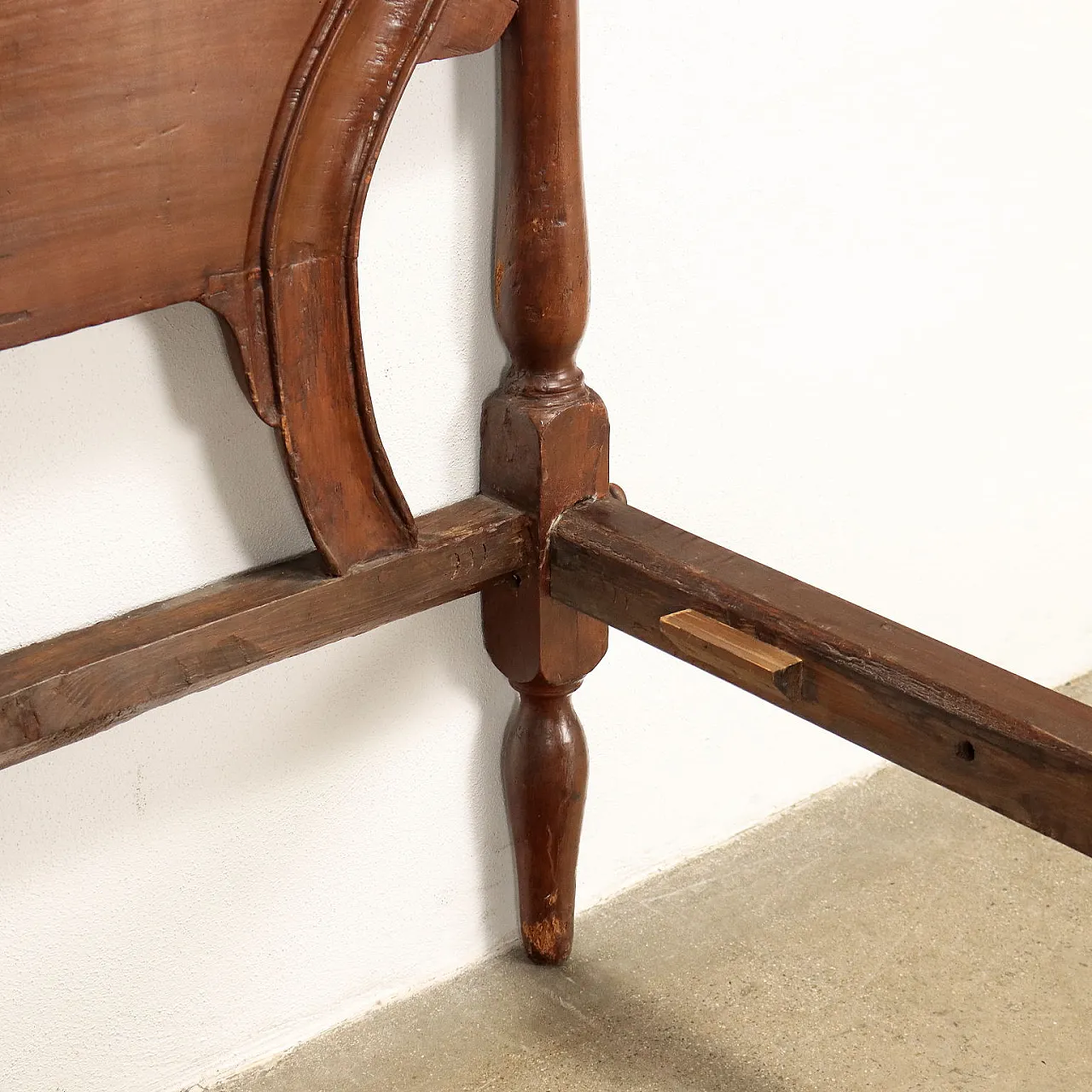 Barocchetto cherry wood bed, third quarter of the 18th century 7