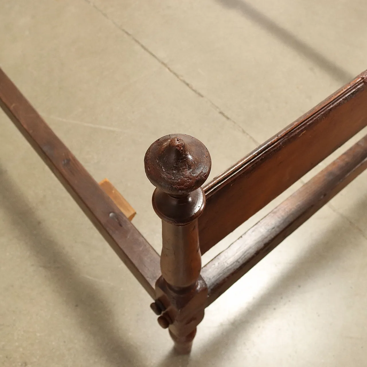 Barocchetto cherry wood bed, third quarter of the 18th century 8