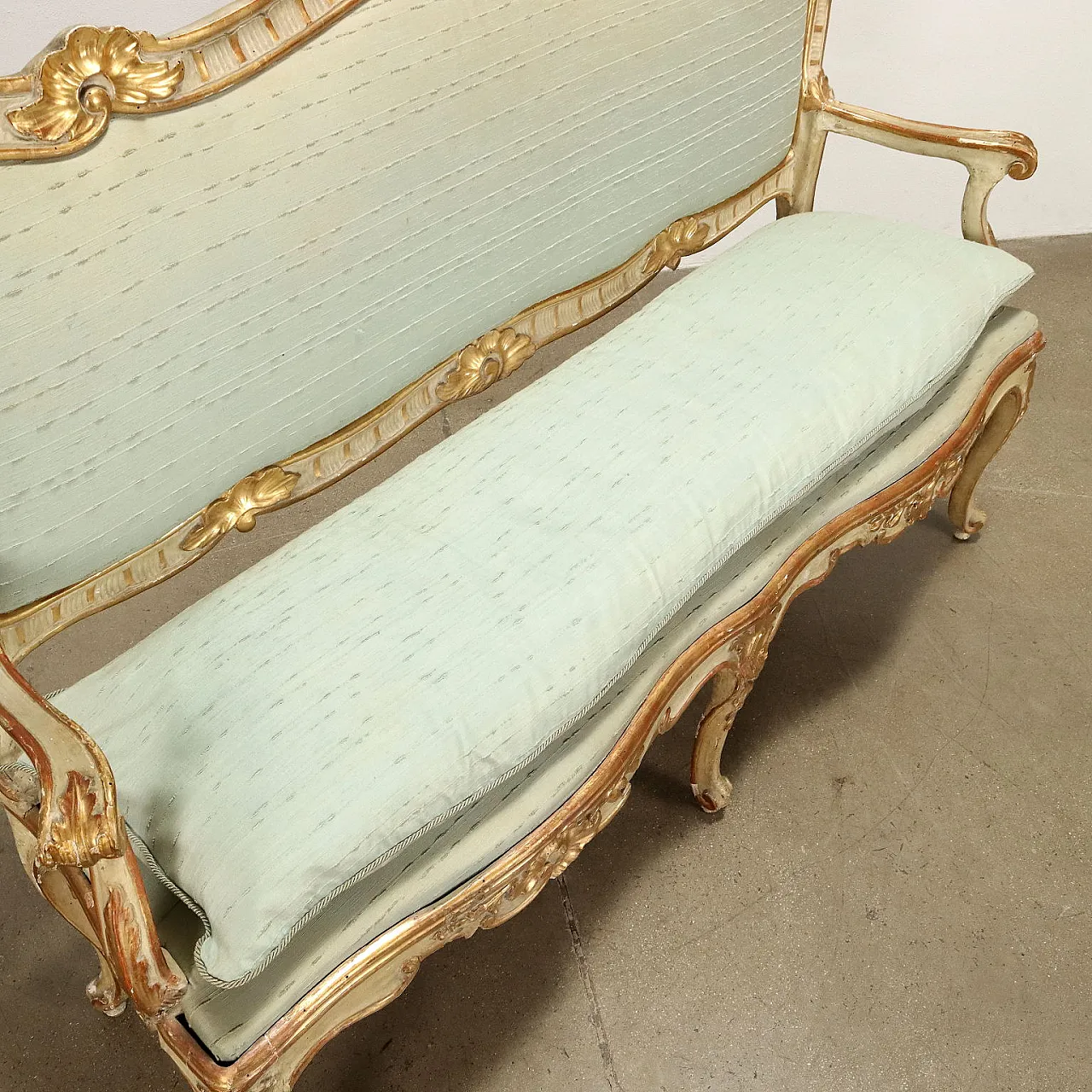 Divano Eclettico in legno intagliato, dorato e laccato, metà '800 9