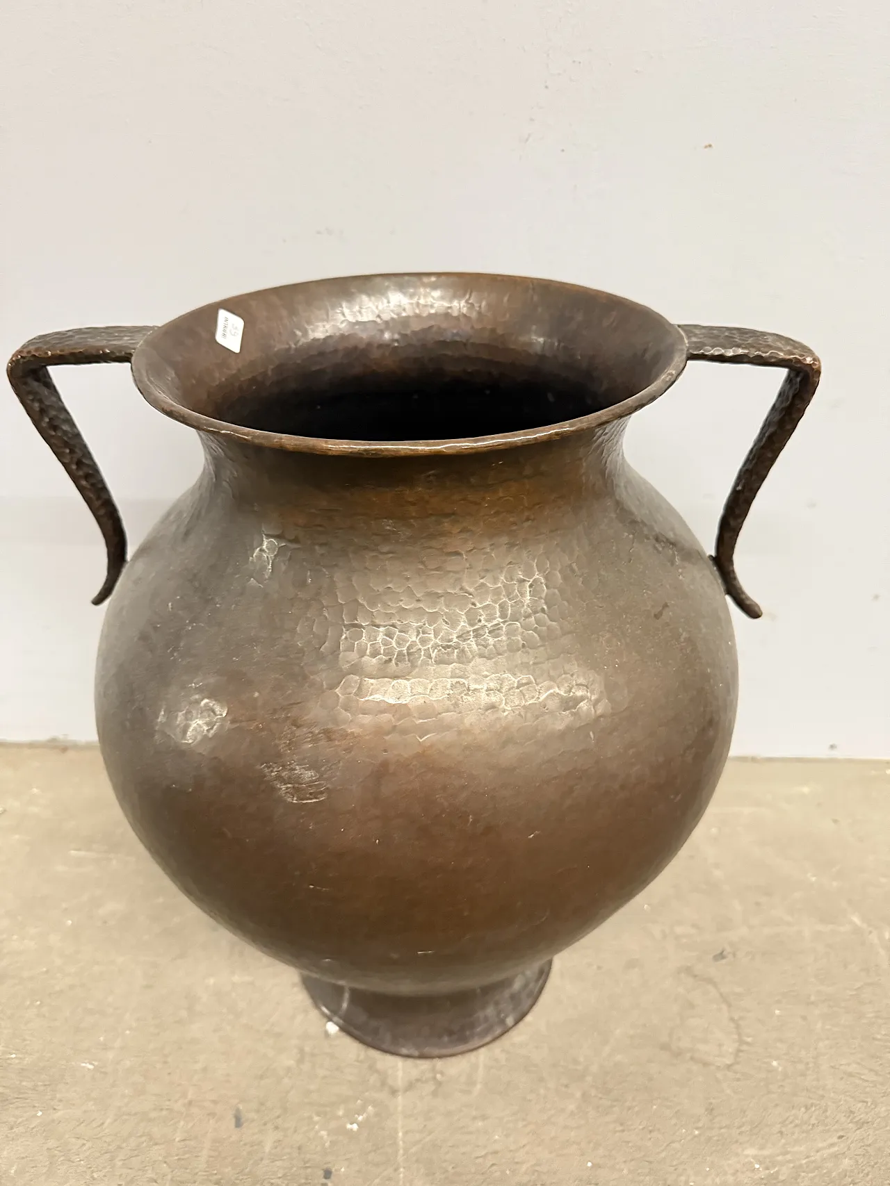 Anfora o brocca in rame martellato, biansata, '700 1