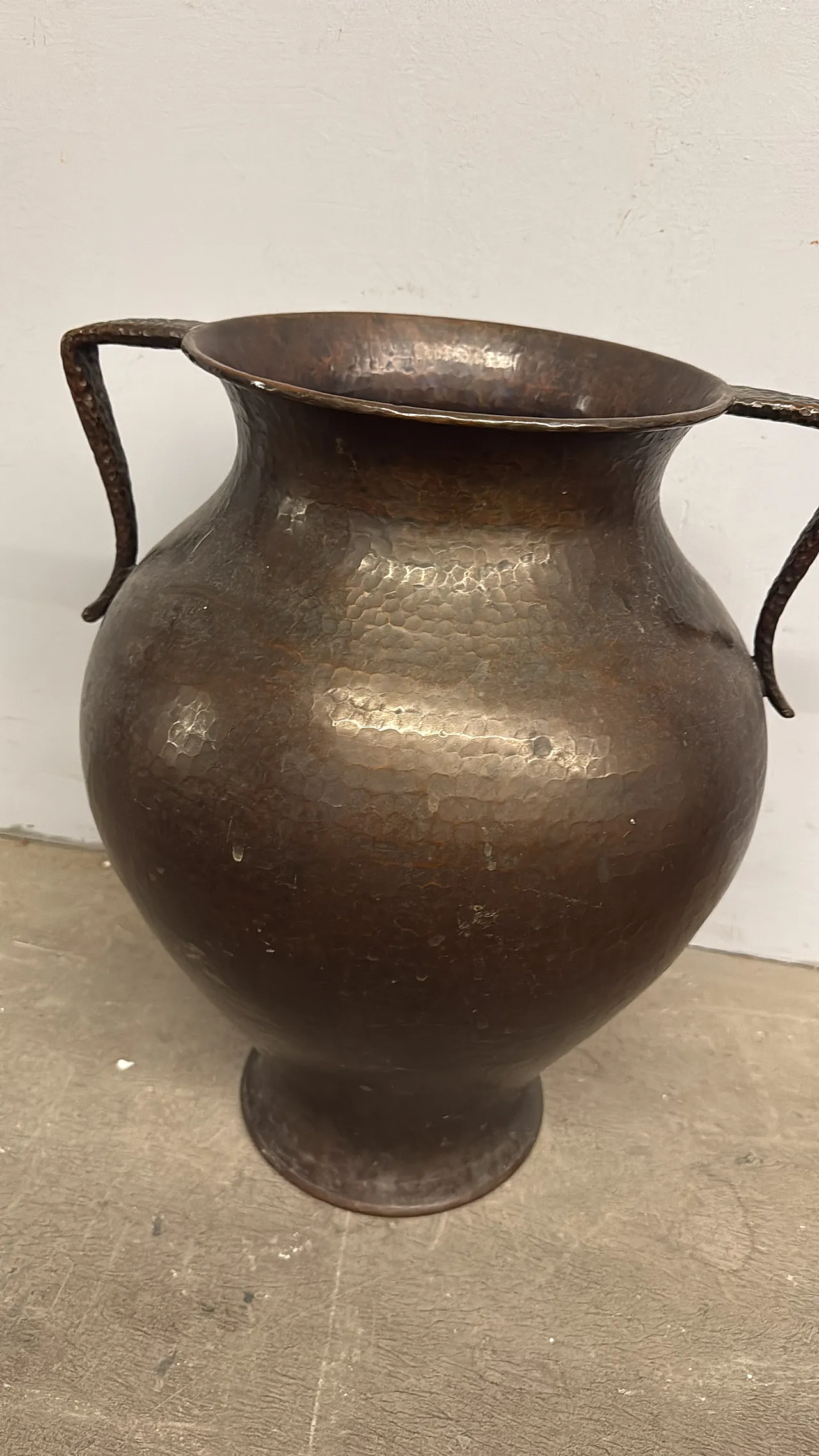 Anfora o brocca in rame martellato, biansata, '700 2