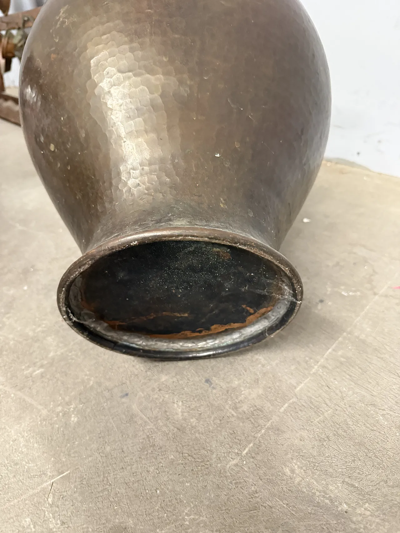 Anfora o brocca in rame martellato, biansata, '700 3