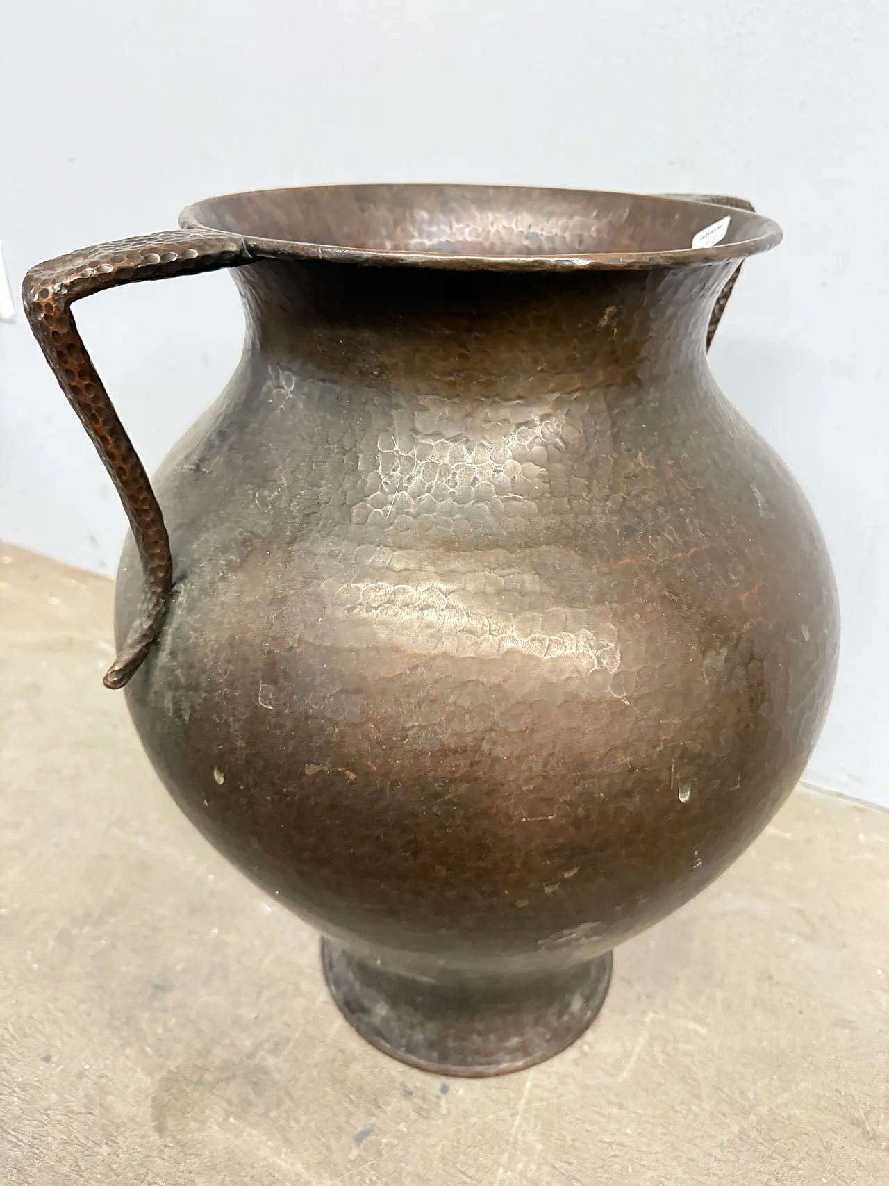 Anfora o brocca in rame martellato, biansata, '700 4