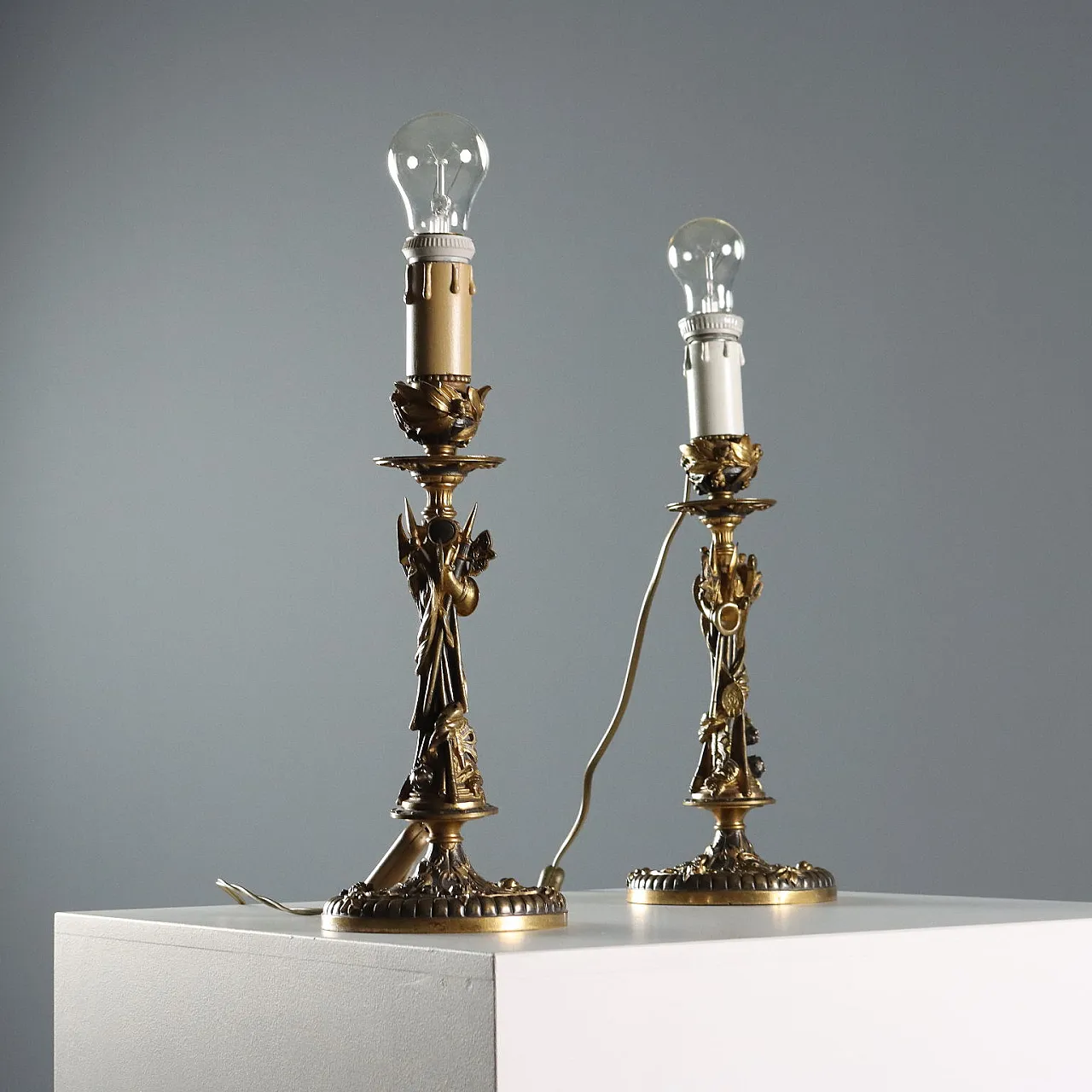 Coppia di candelieri in bronzo brunito e dorato, '900 1