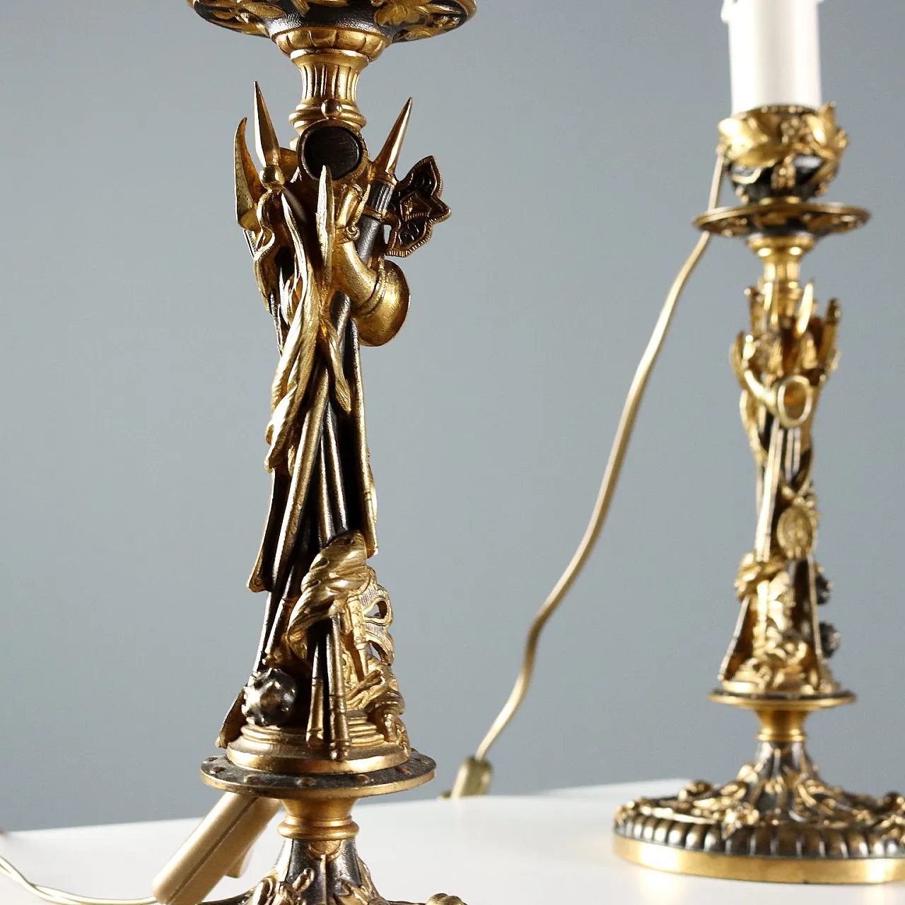 Coppia di candelieri in bronzo brunito e dorato, '900 4