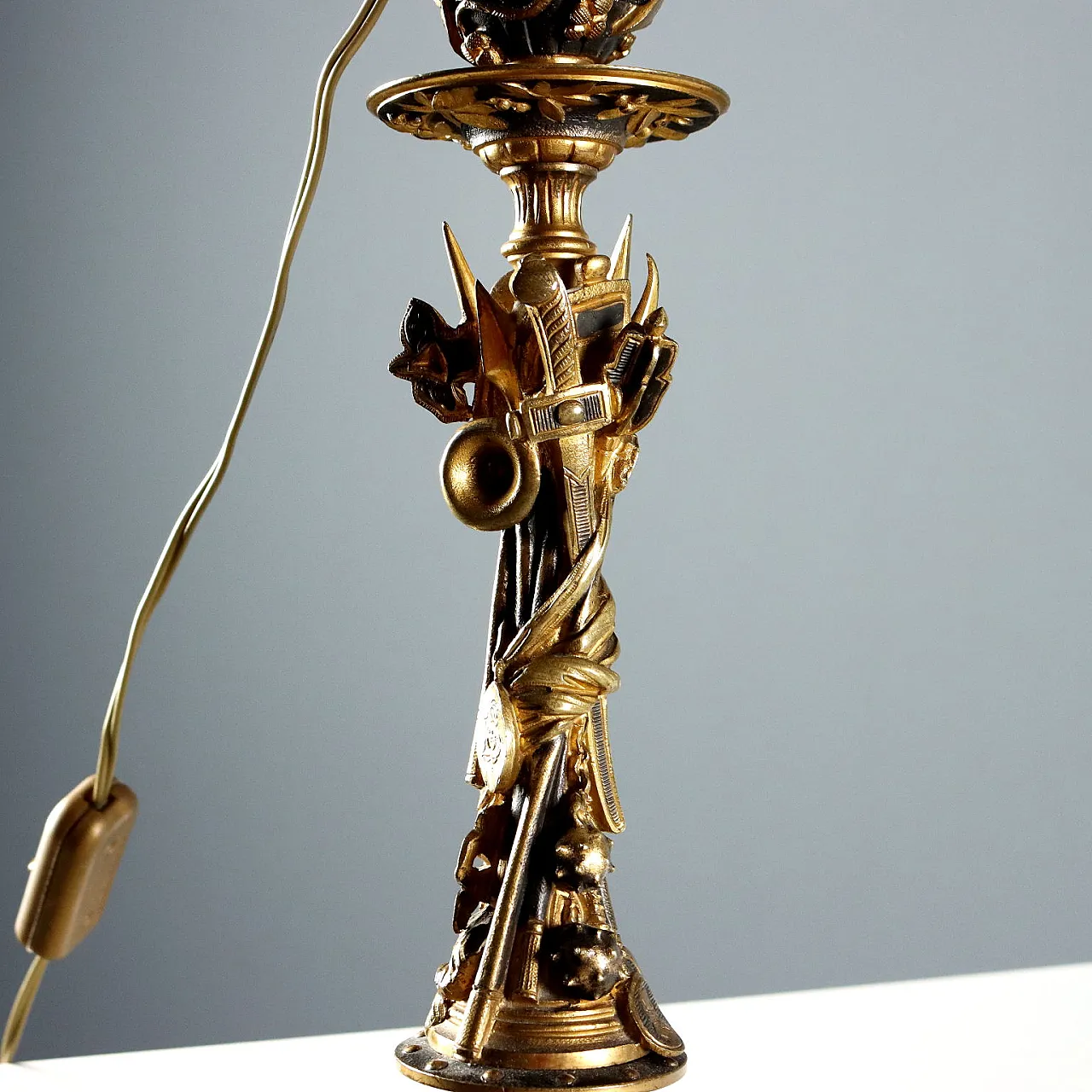 Coppia di candelieri in bronzo brunito e dorato, '900 5