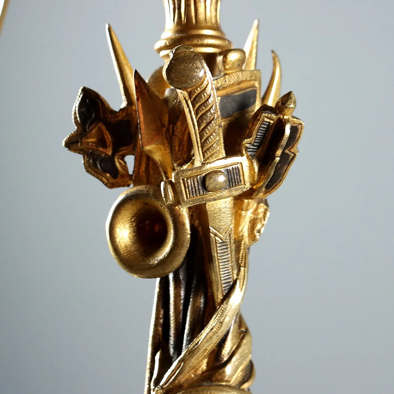 Coppia di candelieri in bronzo brunito e dorato, '900 6