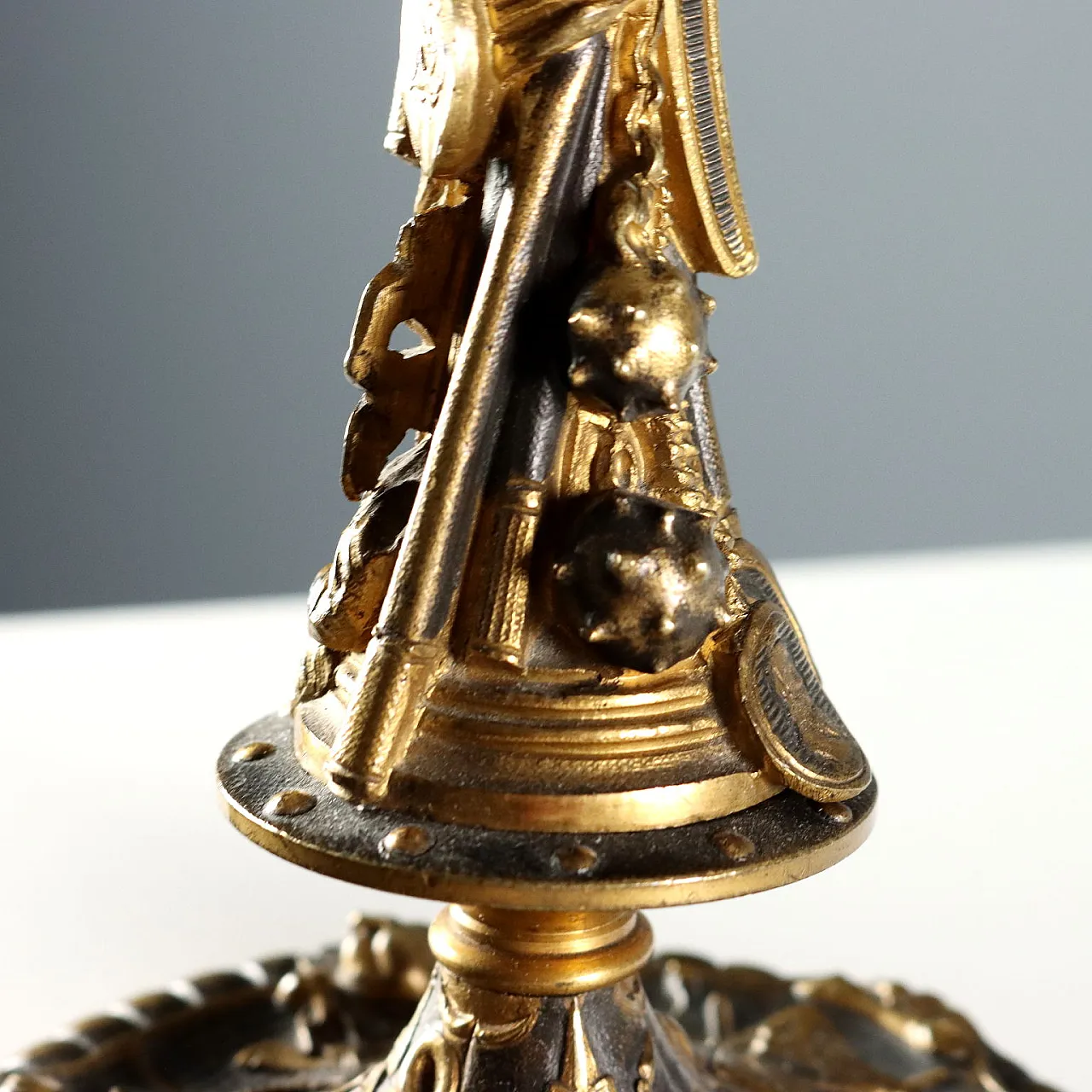 Coppia di candelieri in bronzo brunito e dorato, '900 7