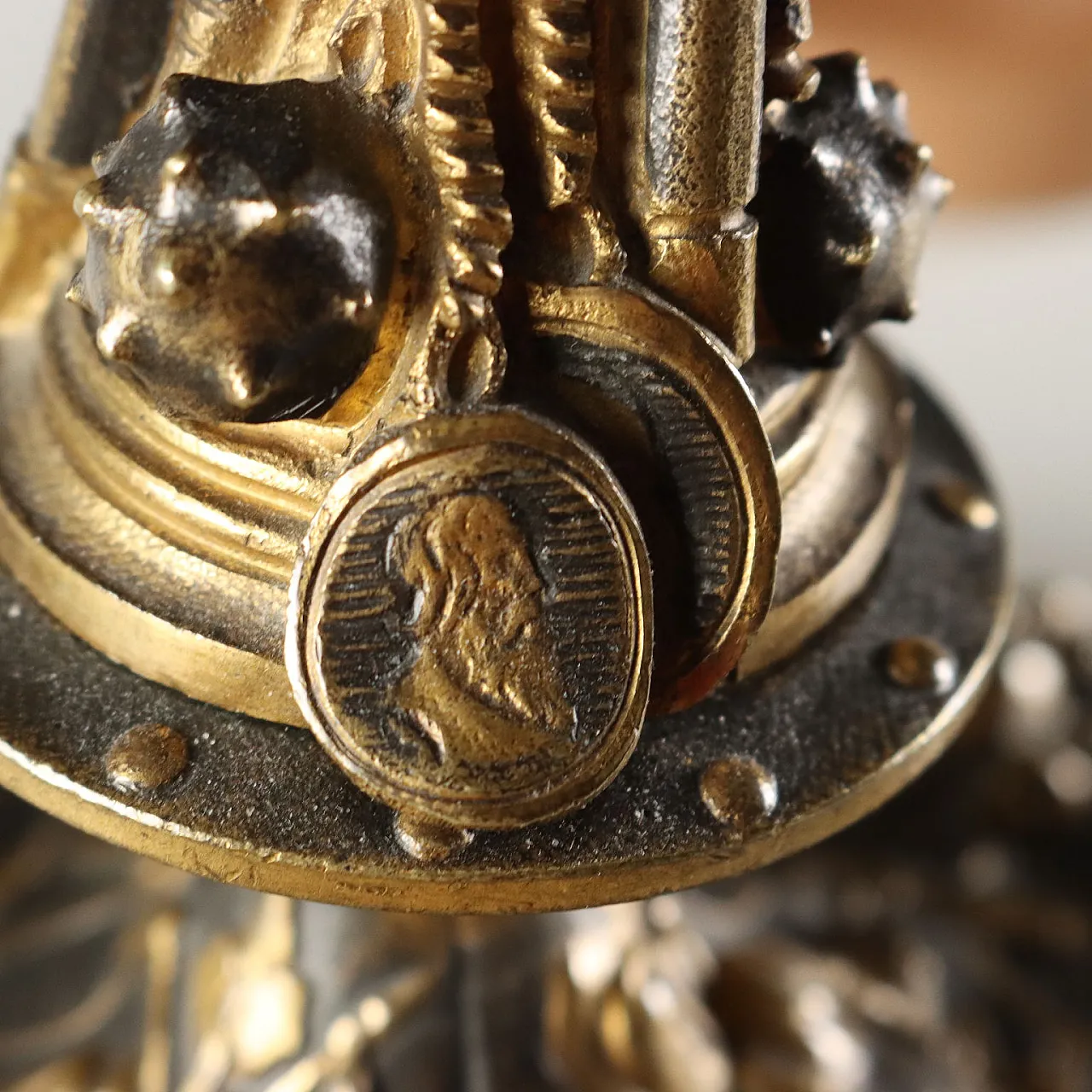 Coppia di candelieri in bronzo brunito e dorato, '900 8