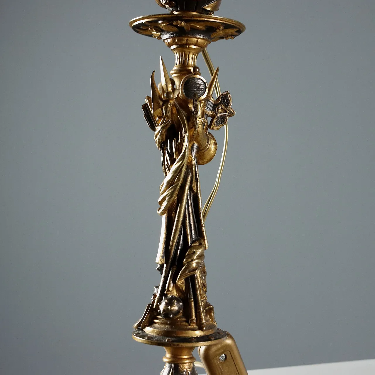 Coppia di candelieri in bronzo brunito e dorato, '900 9