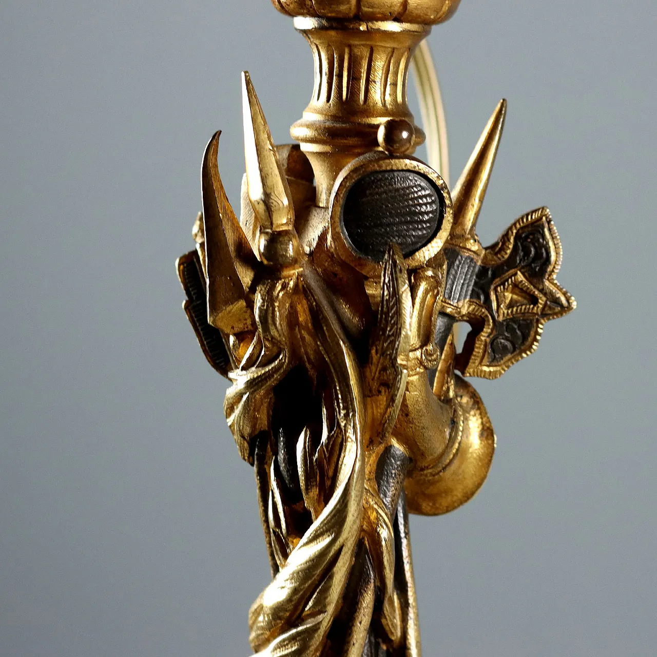 Coppia di candelieri in bronzo brunito e dorato, '900 10