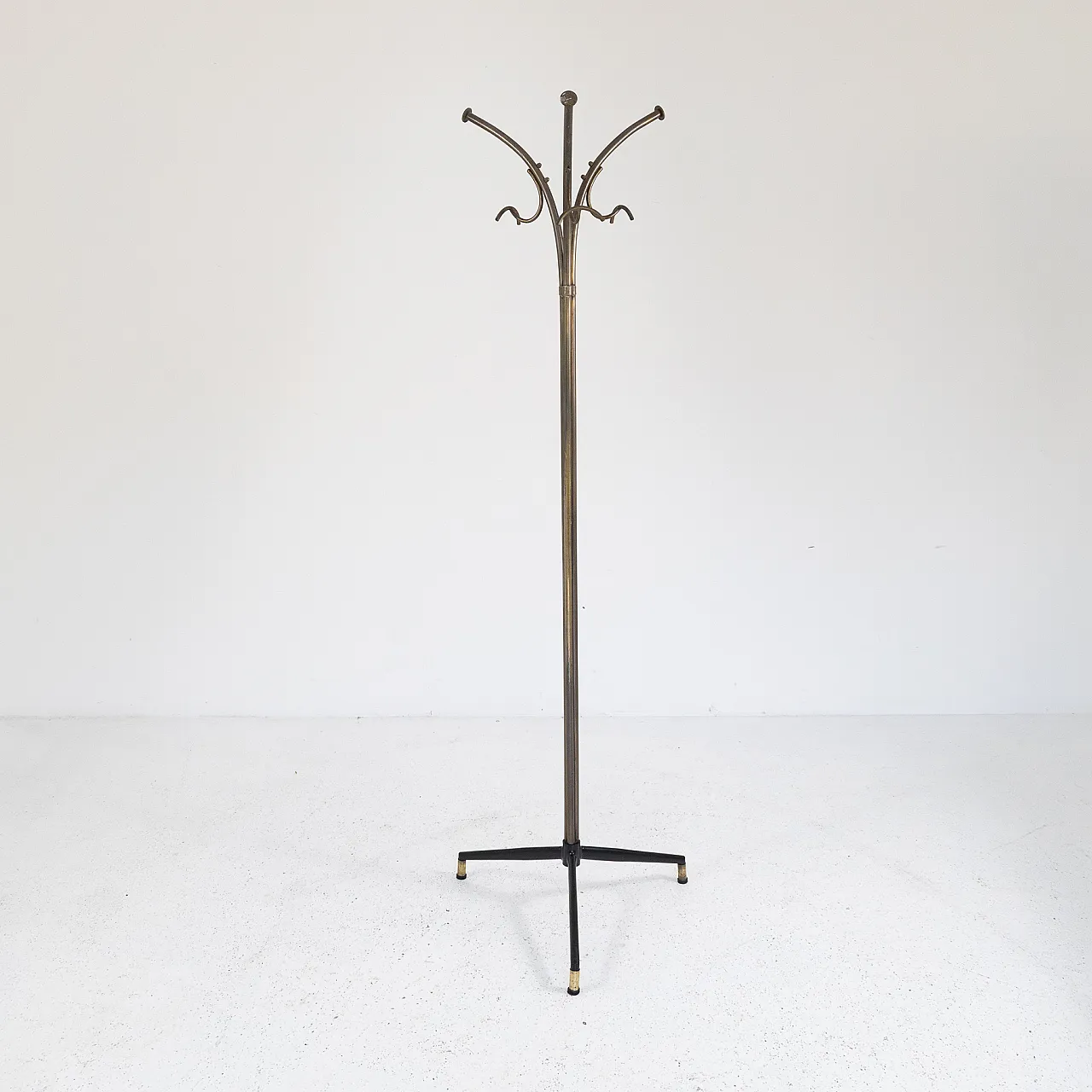"Appendiabiti da terra in metallo dorato, anni ’50 1