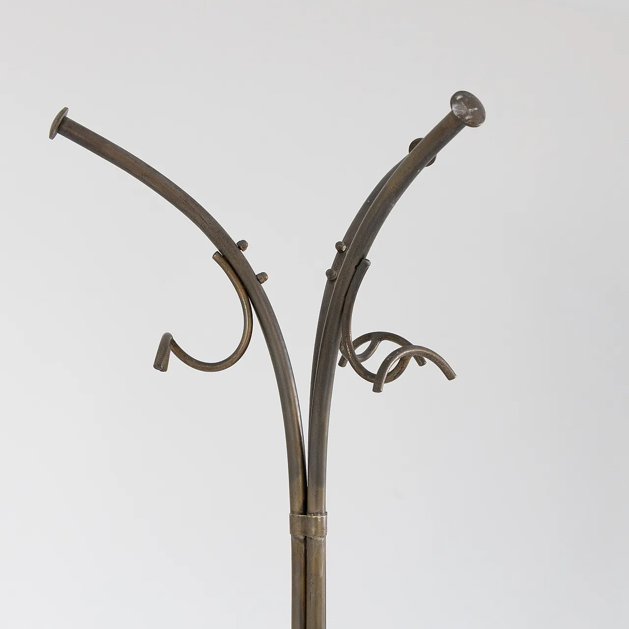 "Appendiabiti da terra in metallo dorato, anni ’50 2