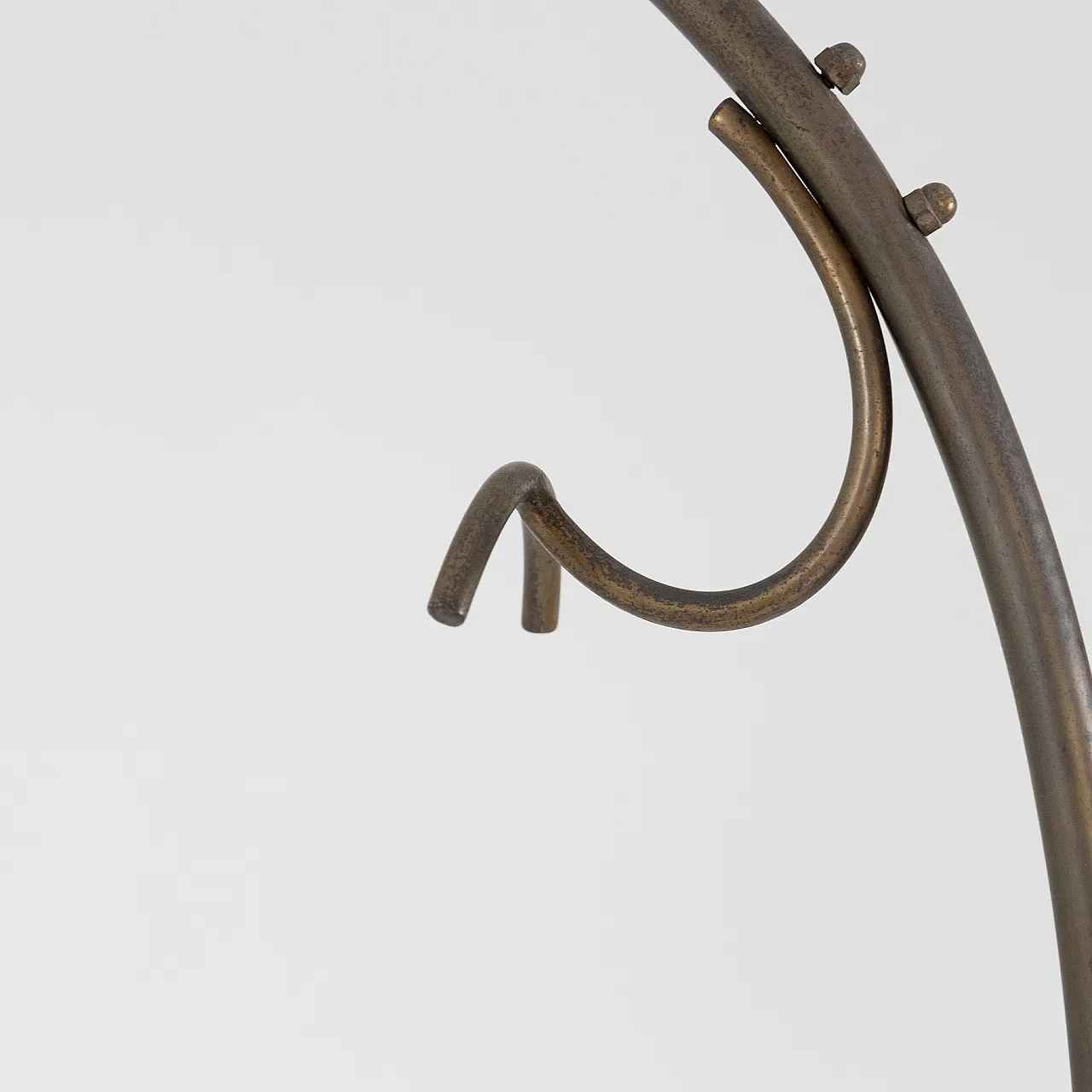 "Appendiabiti da terra in metallo dorato, anni ’50 3