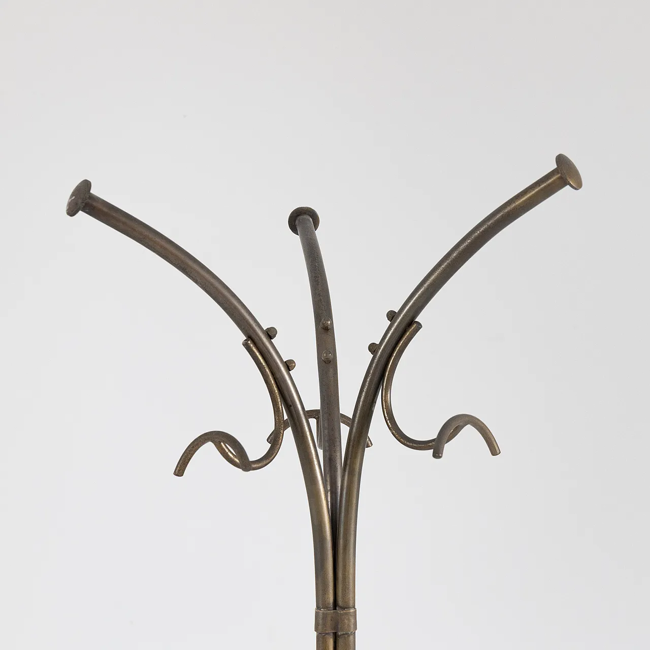 "Appendiabiti da terra in metallo dorato, anni ’50 5