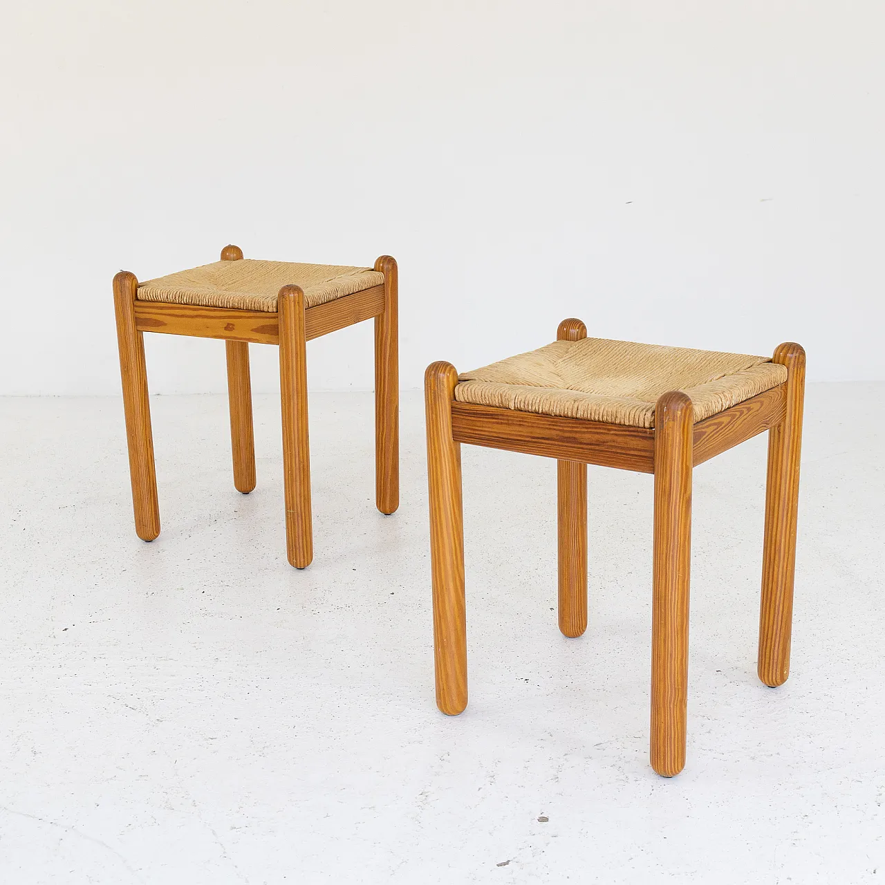 Coppia di sgabelli in larice e corda, anni '70 1