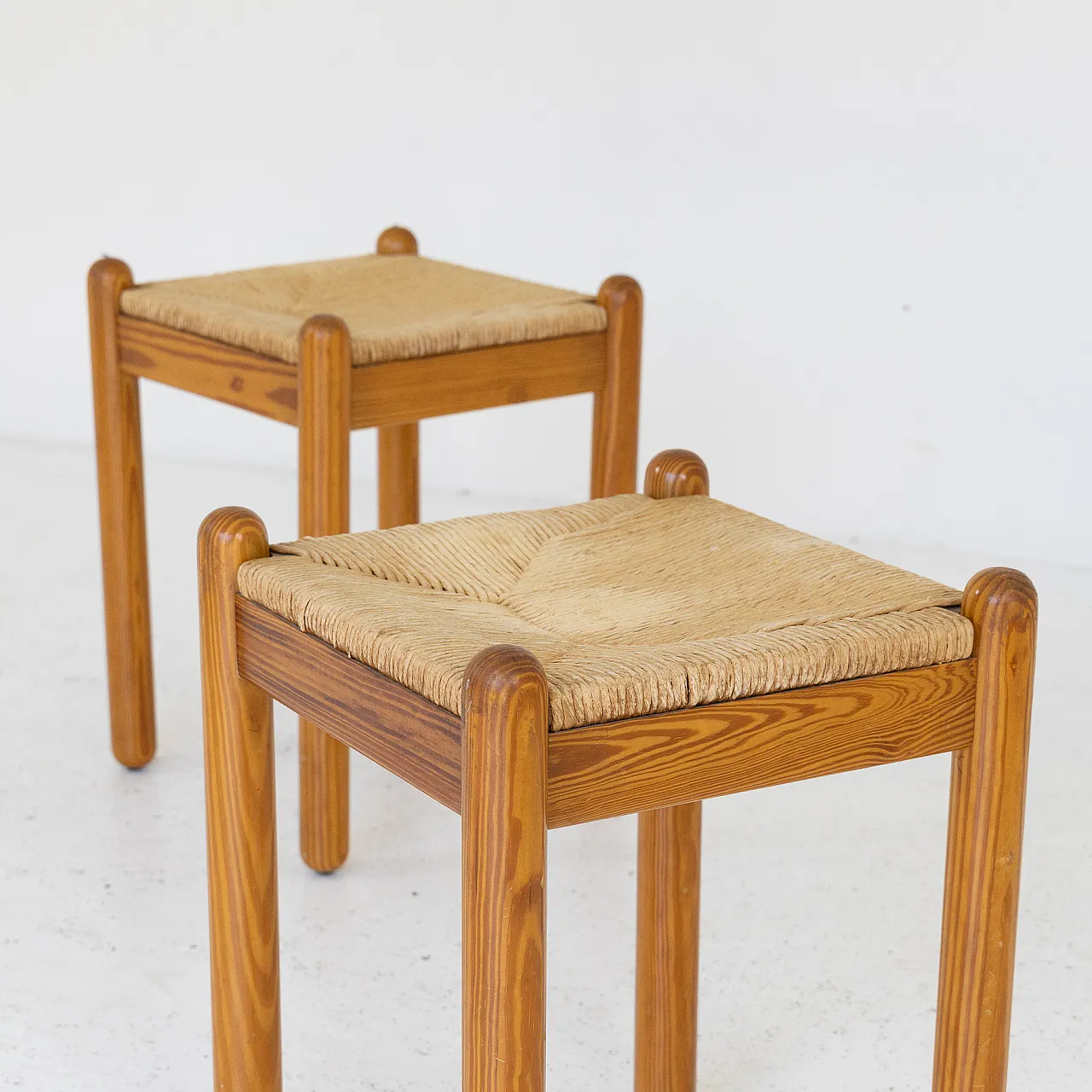Coppia di sgabelli in larice e corda, anni '70 2