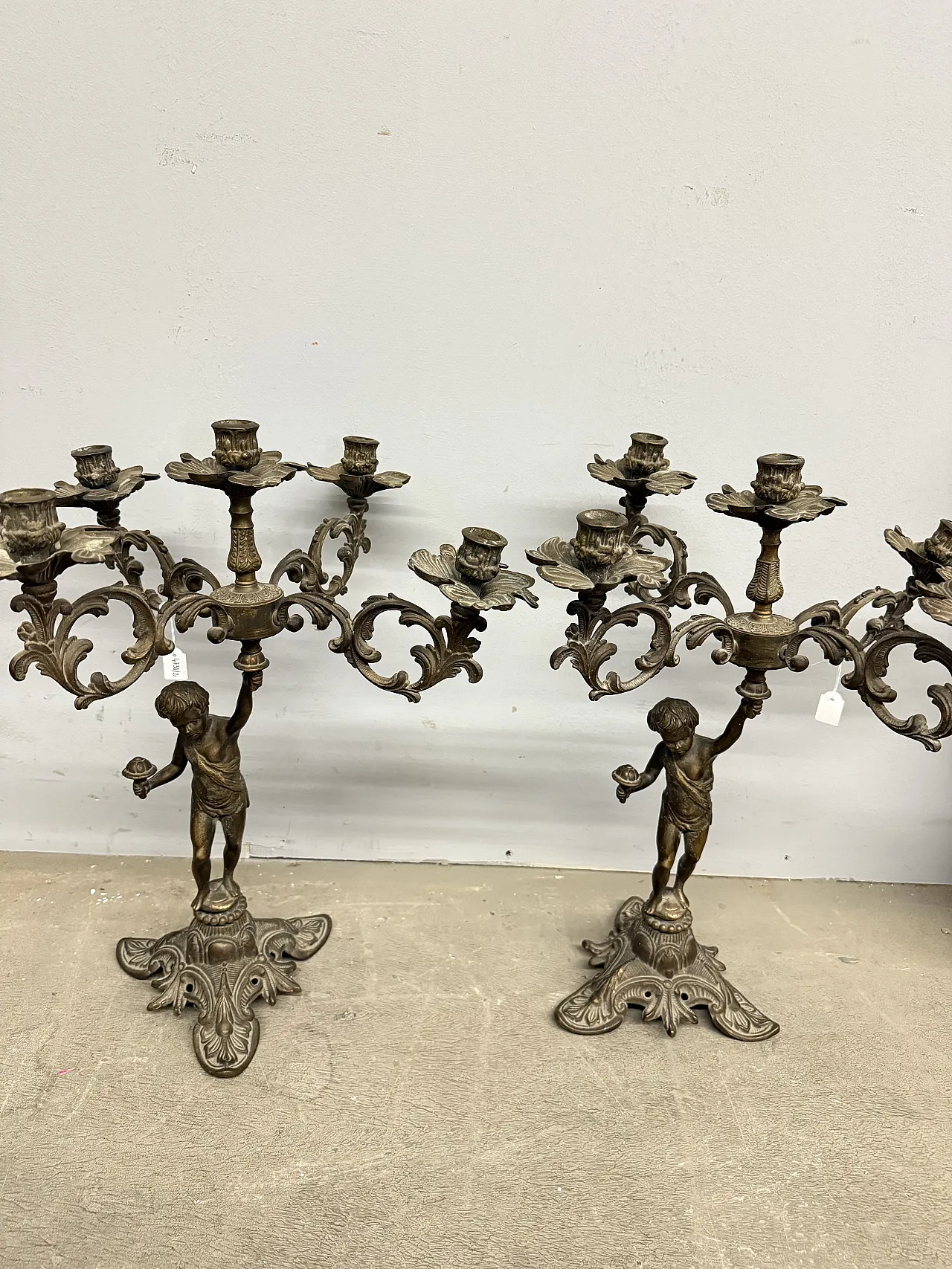 Coppia di candelabri in bronzo  a cinque fiamme con putti, '900 1