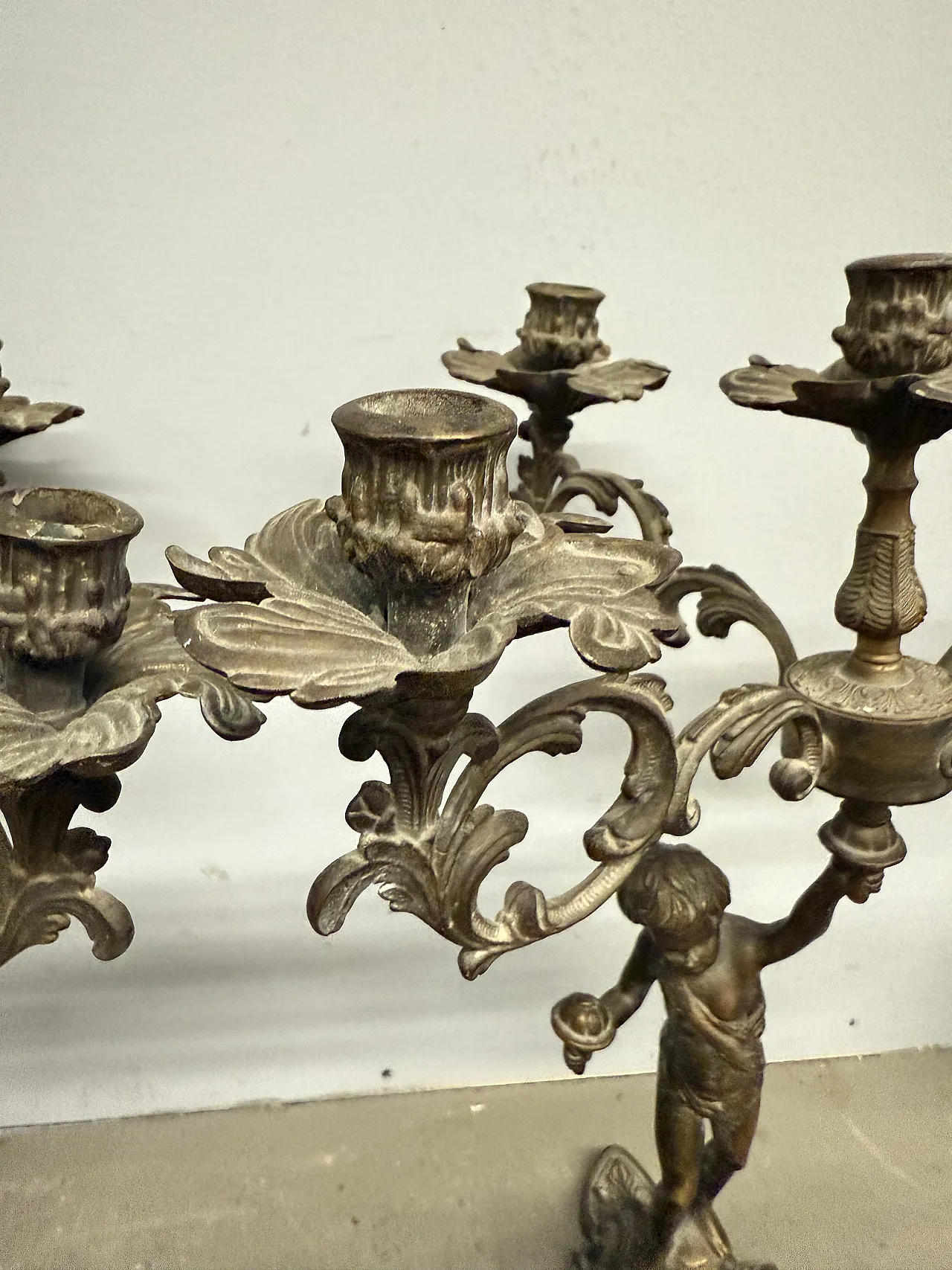 Coppia di candelabri in bronzo  a cinque fiamme con putti, '900 12