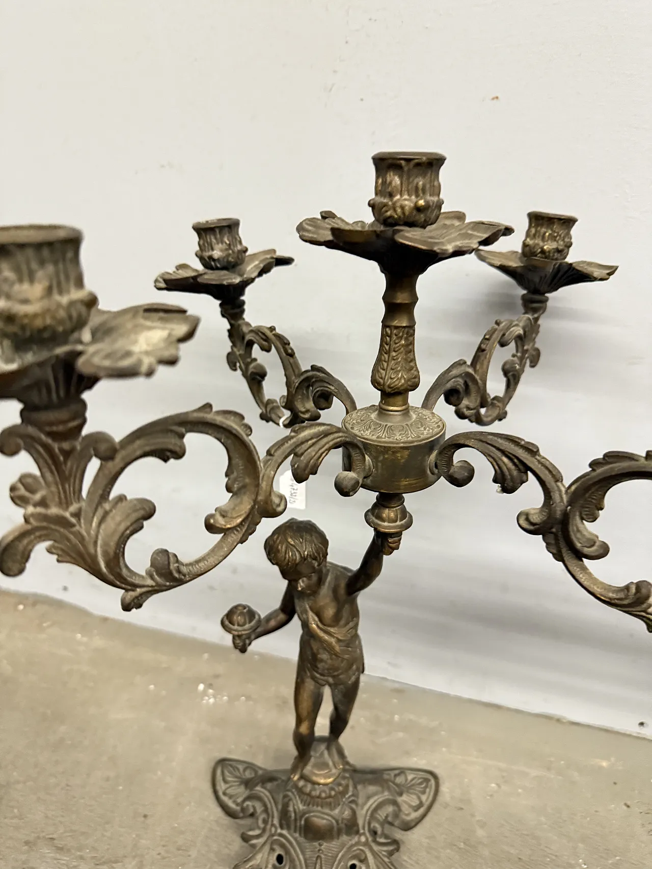 Coppia di candelabri in bronzo  a cinque fiamme con putti, '900 14