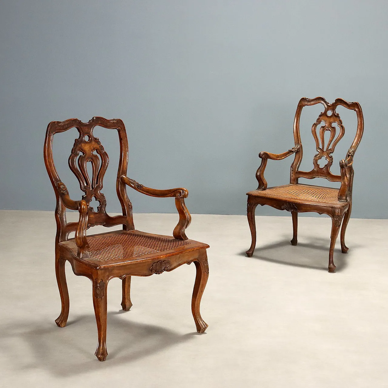 Pair of walnut armchairs in Baroque style, early 20th century 1