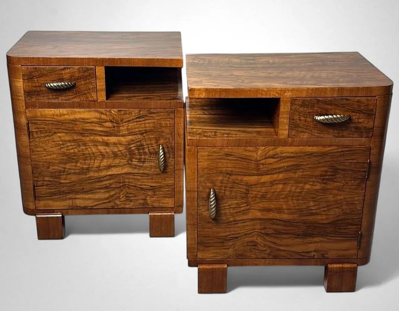 Coppia di comodini in noce in stile Art Déco, anni '30 4