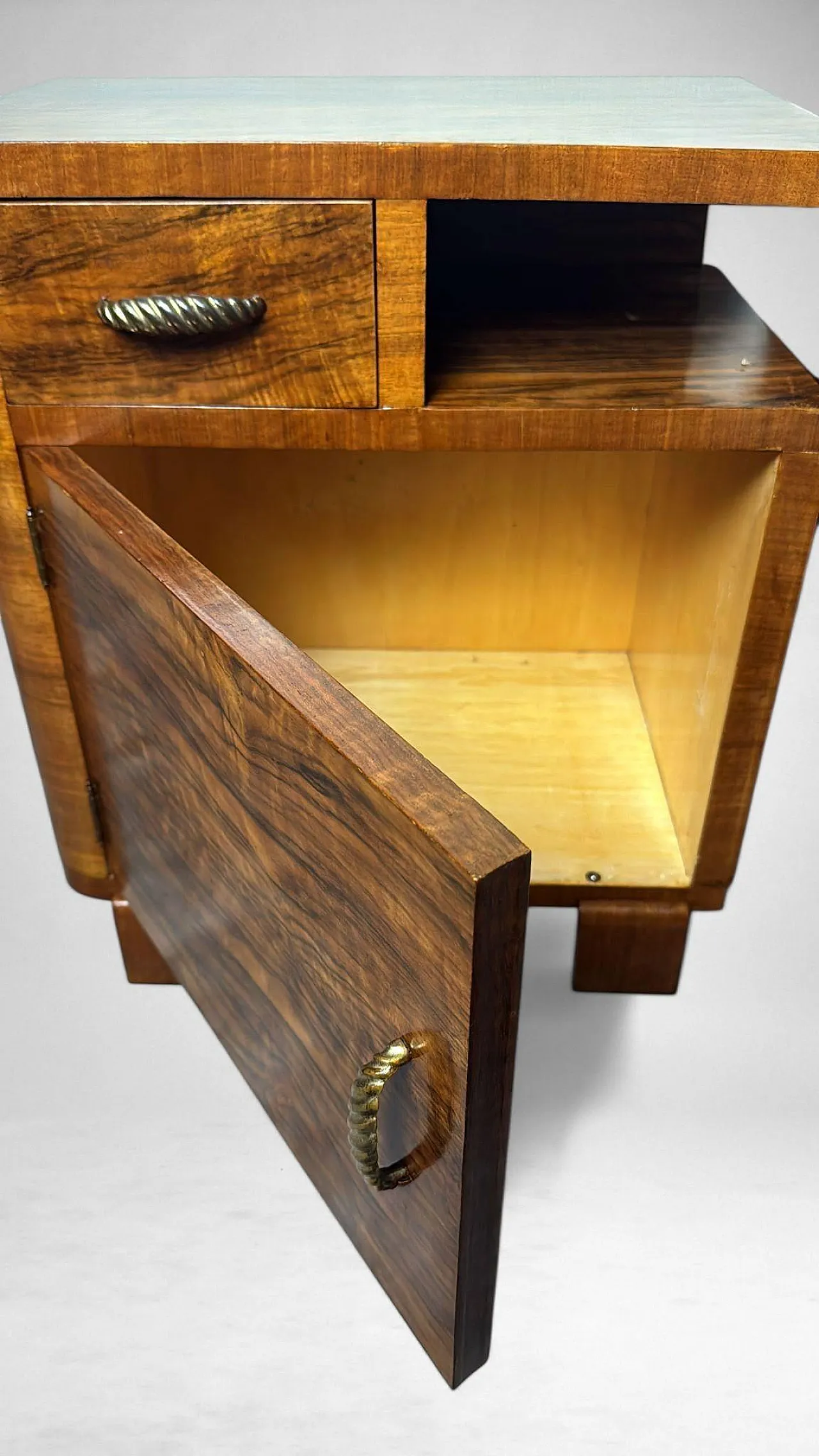 Coppia di comodini in noce in stile Art Déco, anni '30 11