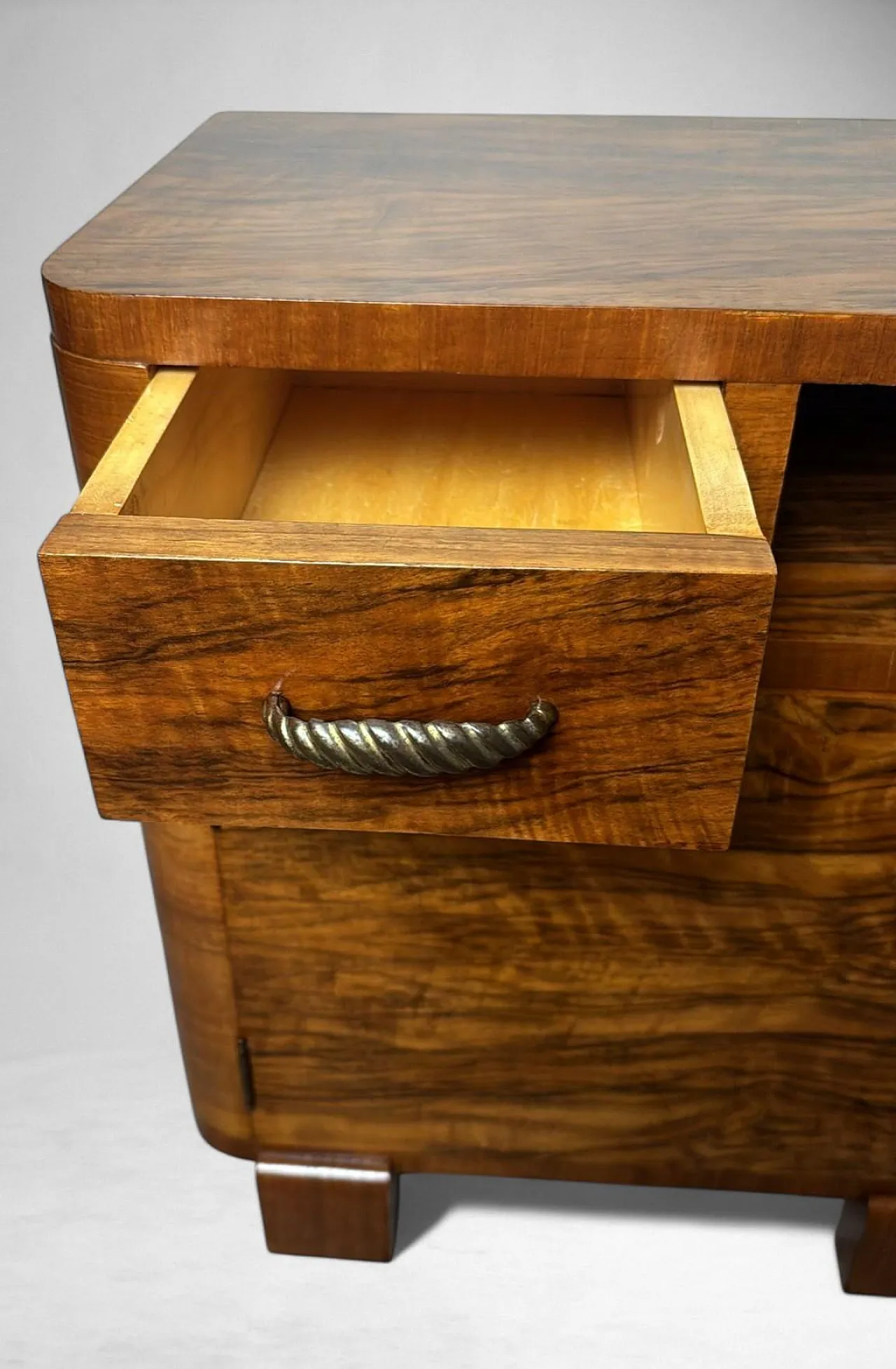 Coppia di comodini in noce in stile Art Déco, anni '30 12