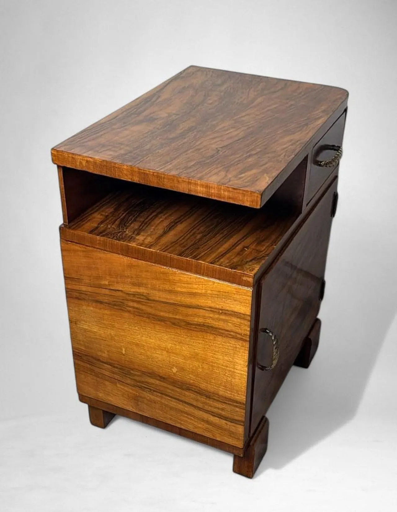 Coppia di comodini in noce in stile Art Déco, anni '30 16